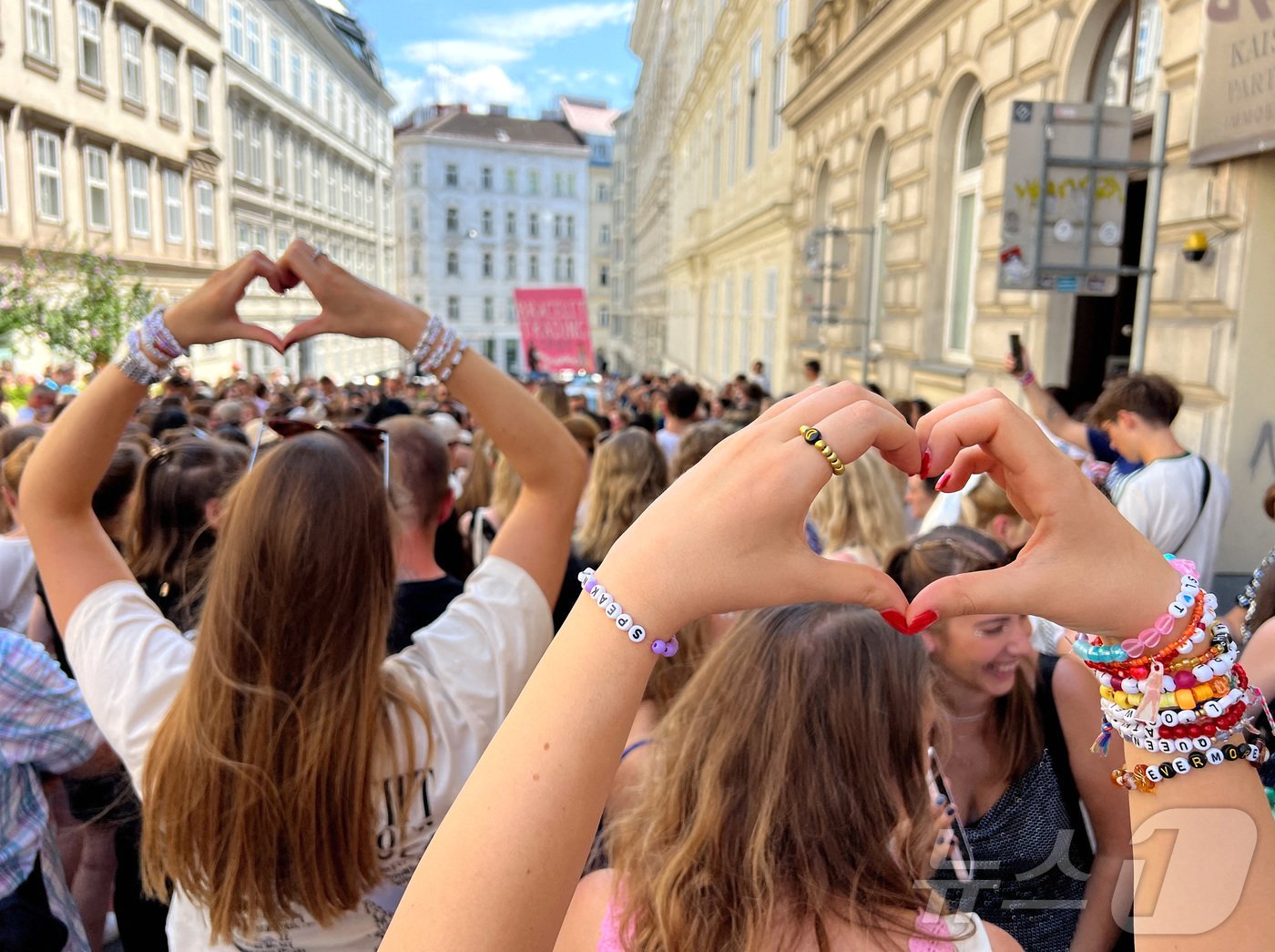 본문 이미지 - 테일러 스위프트의 공연에 테러를 모의한 용의자가 체포되며 공연이 취소되자 8일(현지시간) 오스트리아 비엔나에서 스위프트의 팬들이 모여있다. 2024.08.08 ⓒ 로이터=뉴스1 ⓒ News1 정지윤 기자