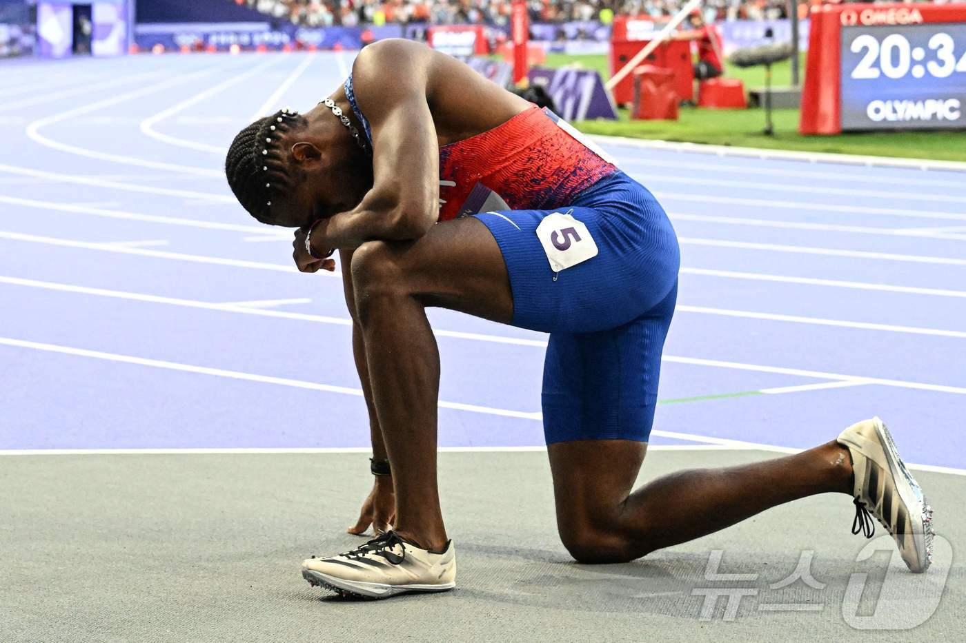 미국의 노아 라일스가 8일 &#40;현지시간&#41; 파리 스타드 드 프랑스에서 열린 2024 파리 올림픽 육상 남자 200ｍ 결선서 코로나19 감염으로 3위에 그친 뒤 아쉬워 하고 있다. 2024.08.09 ⓒ AFP=뉴스1 ⓒ News1 우동명 기자