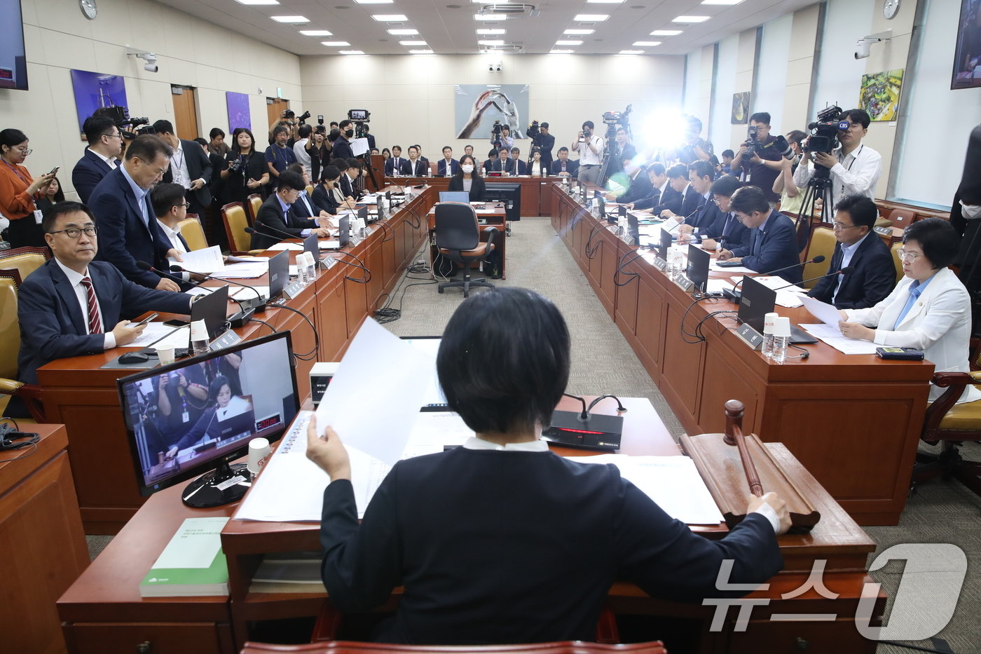 최민희 과방위원장이 9일 오전 서울 여의 도 국회 과학기술정보방송통신위원회 전체회의장에서 열린 불법적 방송문화진흥회 이사 선임 등 방송장악 관련 청문회에서 의사봉을 두드리고 있다. 2024.8.9/뉴스1 ⓒ News1 이광호 기자