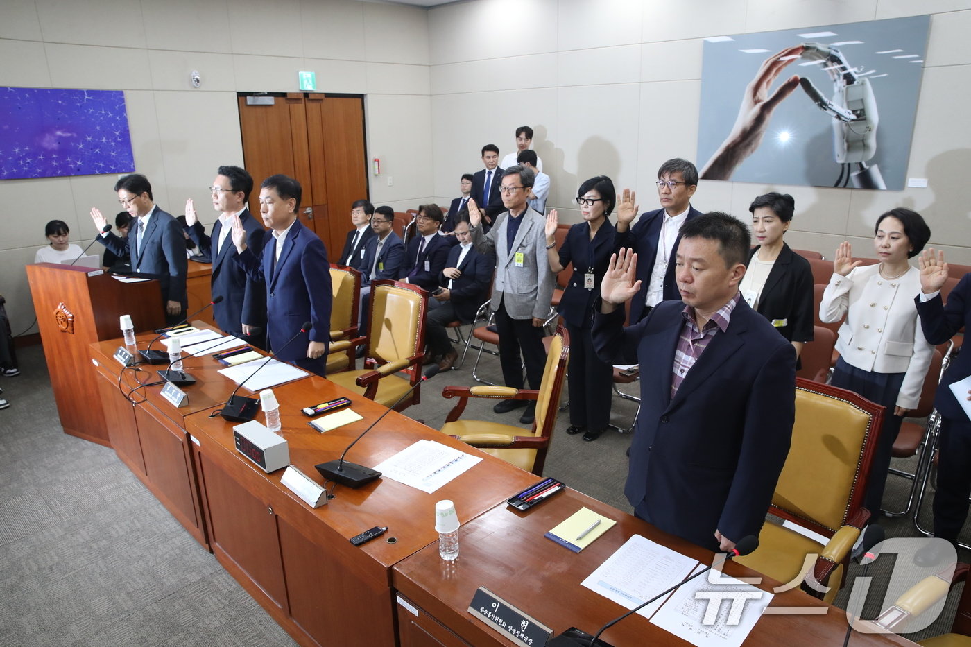 9일 오전 서울 여의도 국회 과학기술정보방송통신위원회 전체회의장에서 열린 불법적 방송문화진흥회 이사 선임 등 방송장악 관련 청문회에서 증인들이 선서하고 있다. 앞줄 왼쪽부터 조성은 방송통신위원회 사무처장, 신영규 방송통신위원회 대변인, 김영관 방송통신위원회 기획조정관, 이헌 방송통신위원회 방송정책국장.2024.8.9/뉴스1 ⓒ News1 이광호 기자