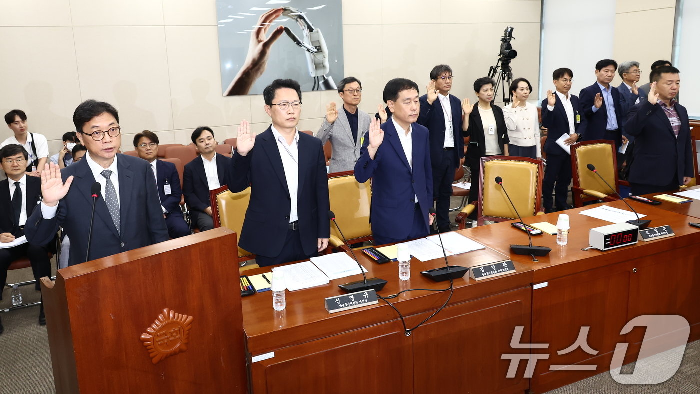 조성은 방송통신위원회 사무처장 등 증인들이 9일 오전 서울 여의도 국회 과방위에서 열린 불법적 방송문화진흥회&#40;방문진&#41; 이사 선임 등 방송장악 관련 1차 청문회에서 선서하고 있다. 왼쪽부터 조성은 방송통신위원회 사무처장, 신영규 방송통신위원회 대변인, 김영관 방송통신위원회 기획조정관. 2024.8.9/뉴스1 ⓒ News1 김민지 기자