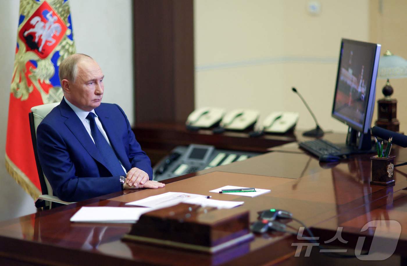 (모스크바 AFP=뉴스1) 우동명 기자 = 블라디미르 푸틴 러시아 대통령이 8일 (현지시간)  모스크바에서 우크라이나의 공습을 받은 쿠르스크의 알렉세이 스미르노프 주지사 대행과 원 …