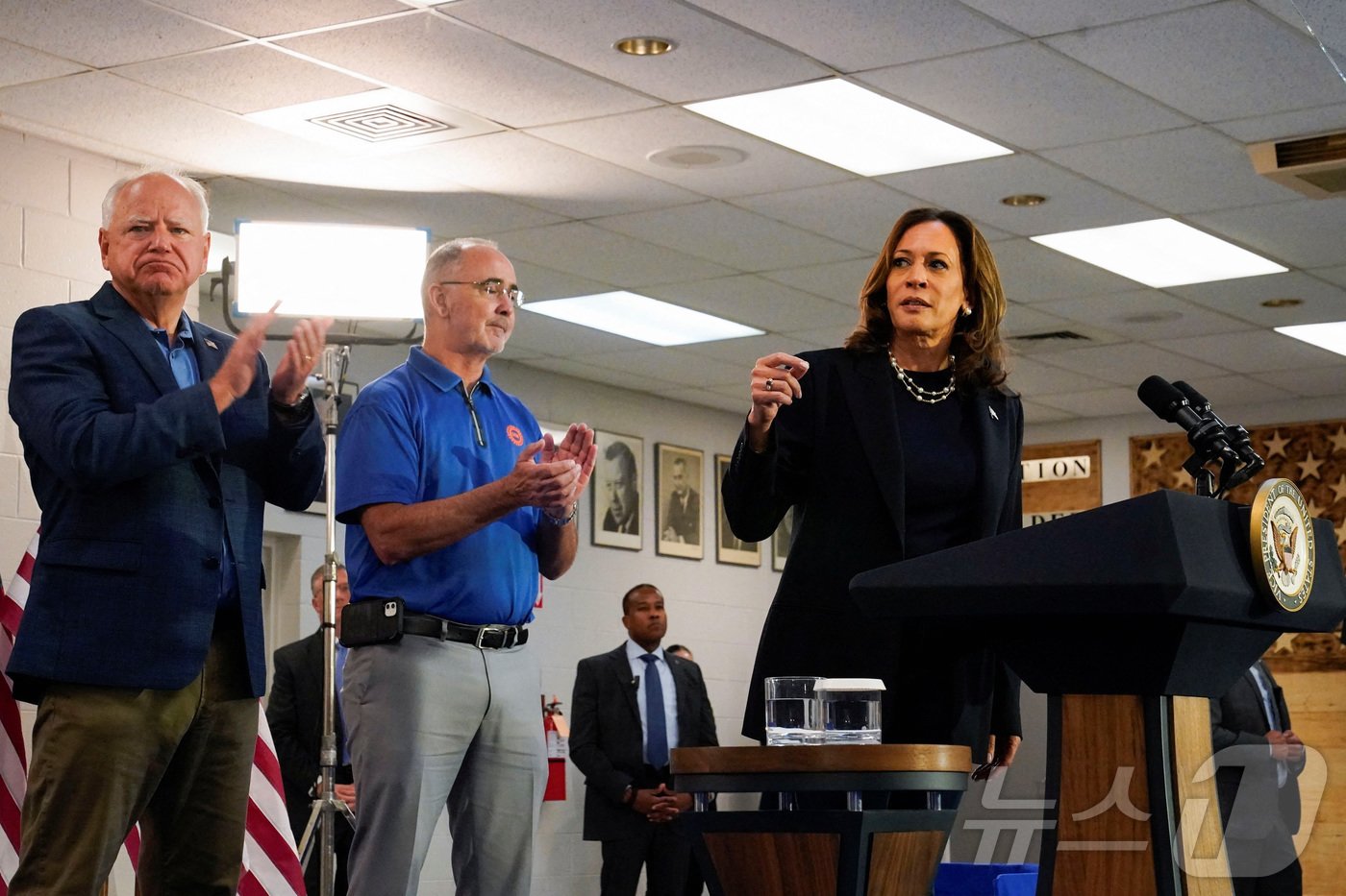 본문 이미지 - 미국 민주당 대선 후보 카멀라 해리스 부통령이 8일 (현지시간) 미시간주 웨인에서 러닝메이트 팀 월즈 미네소타 주지사, 숀 페인 전미자동차노조(UAW) 위원장이 배석한 가운데 UAW 조합원들을 상대로 유세를 하고 있다. 2024.08.09 ⓒ 로이터=뉴스1 ⓒ News1 우동명 기자