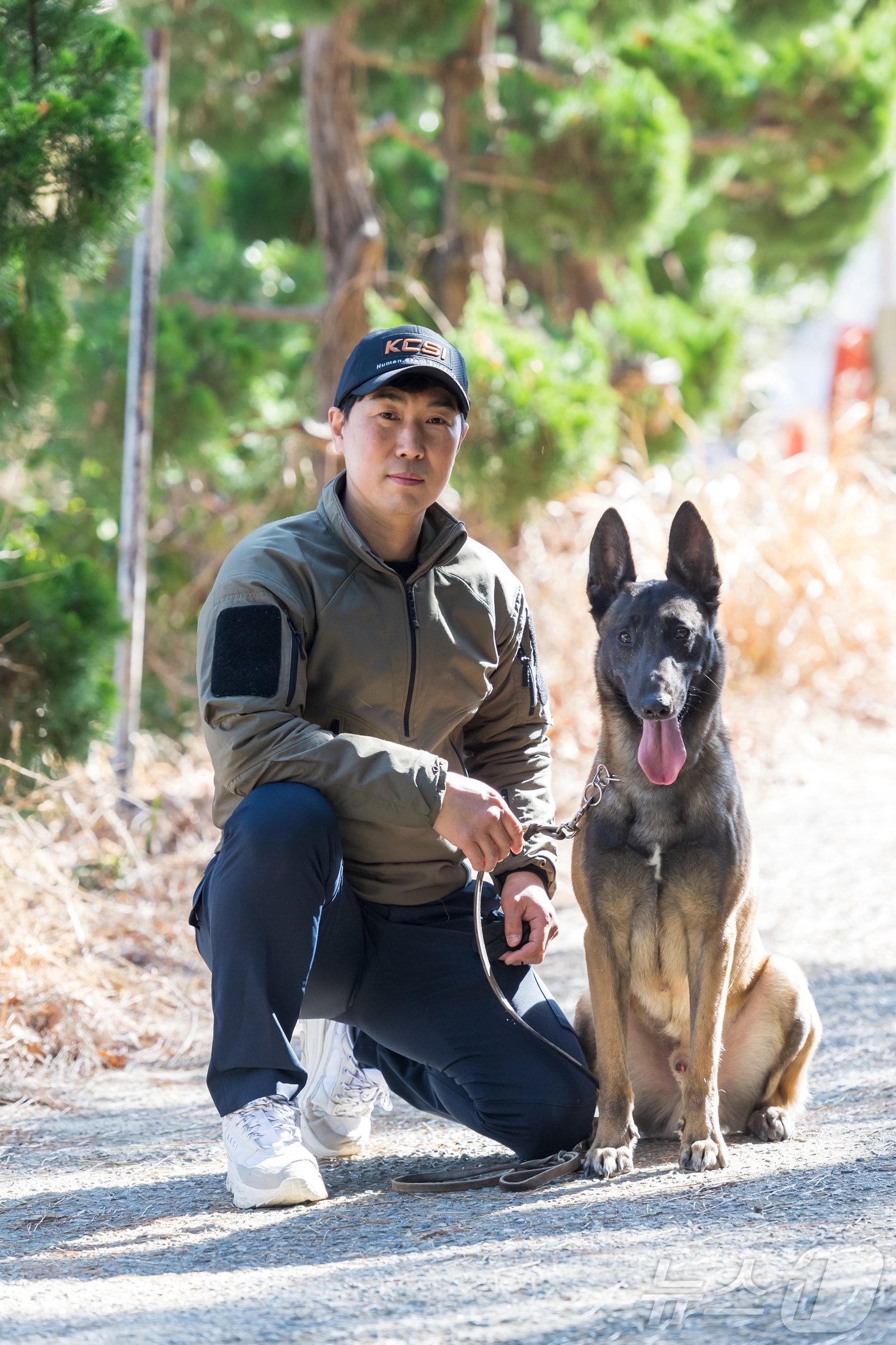 핸들러와 야크.&#40;부산경찰청 제공&#41; 