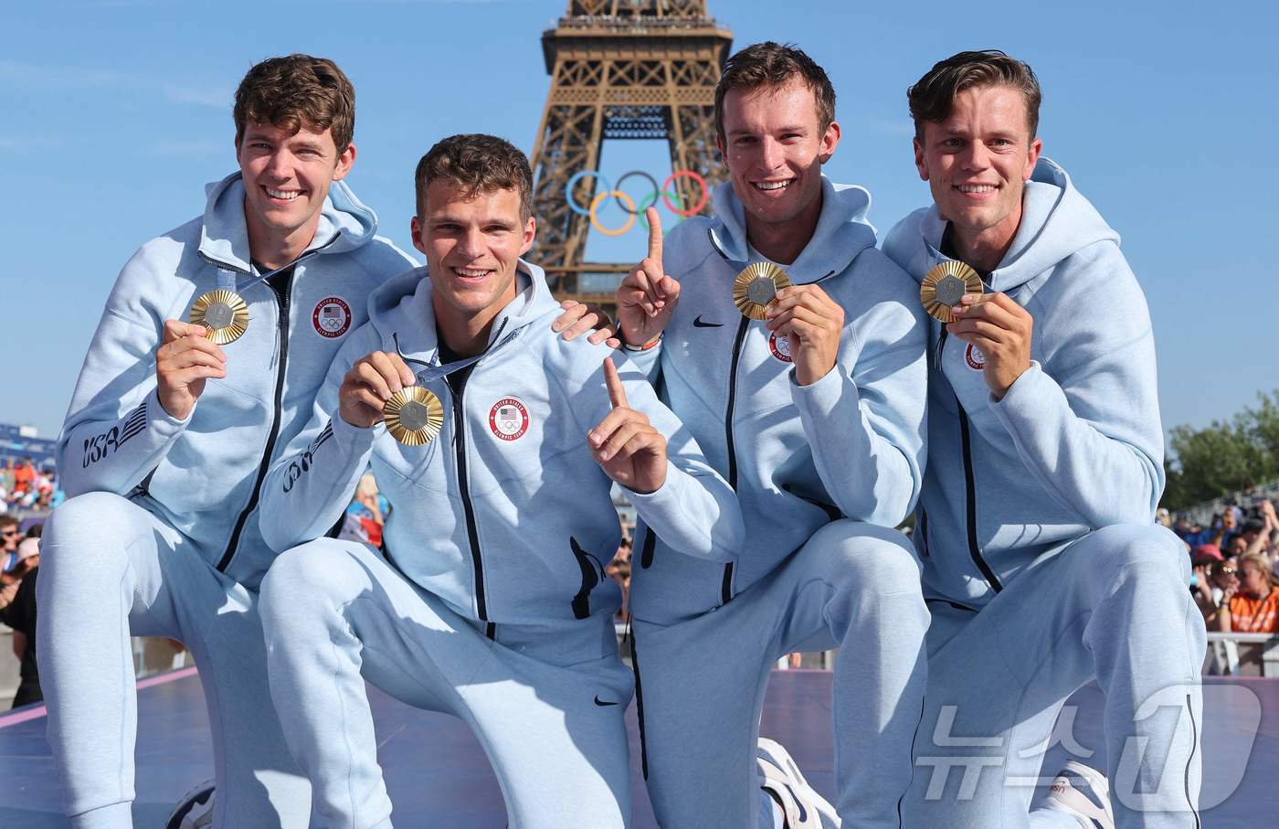 본문 이미지 - 미국 조정 선수 닉 미드(왼쪽)가 저스틴 베스트, 마이클 그레이디, 리암 코리건과 함께 2024년 8월7일 파리에서 열린 올림픽 남자 4인 조정 경기에서 우승한 뒤 포즈를 취하고 있다. ⓒ AFP=뉴스1 ⓒ News1 김지현 기자