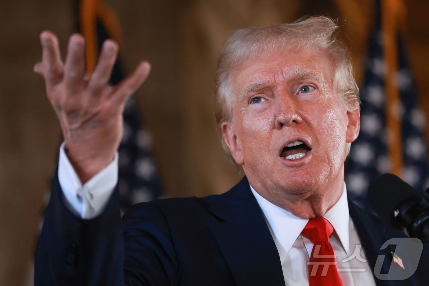 본문 이미지 - 도널드 트럼프 전 미국 대통령이 지난 8일 (현지시간) 플로리다주 팜 비치에 있는 마러라고 별장에서 가진 기자회견서 "나는 많은 사례에서 연준 이사회나 의장보다 더 나은 직감을 가지고 있다고 생각한다＂고 주장하고 있다. 2024.08.09 ⓒ AFP=뉴스1 ⓒ News1 우동명 기자