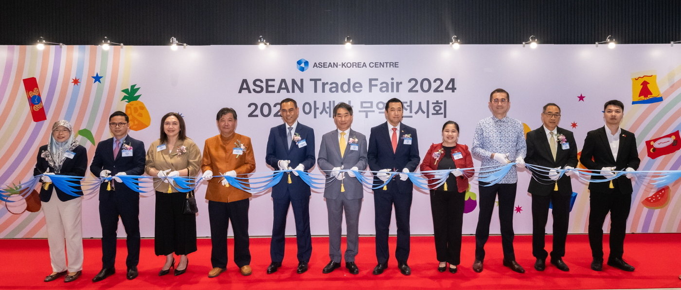 본문 이미지 - 김재신 한-아세안센터 사무총장과 주한 아세안 대사들이 단체사진을 찍고 있다. 8일 코엑스 더 플라츠 / 사진=한-아세안센터 제공