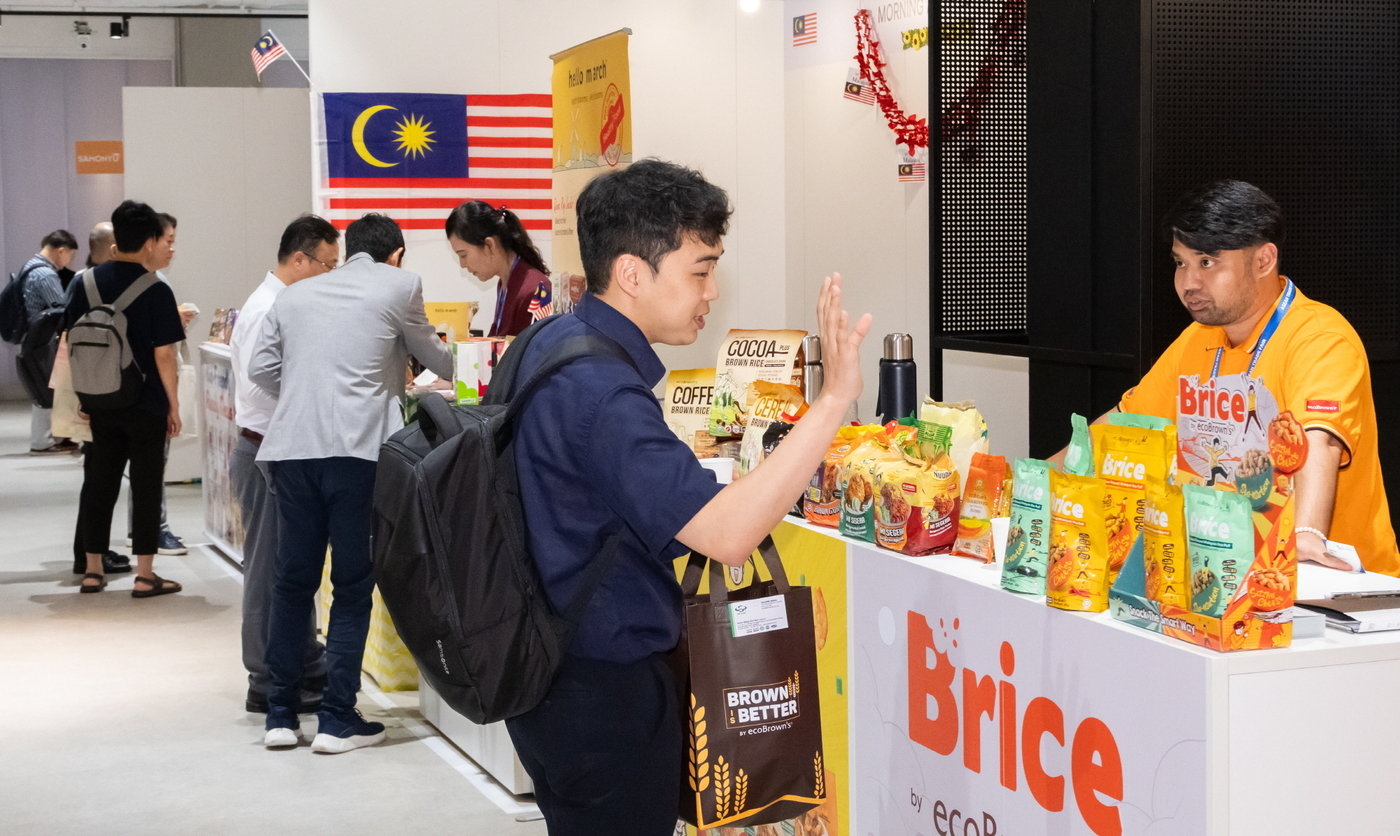 본문 이미지 - 대중 및 참석자들이 '2024 아세안 무역전시회'에서 아세안의 다양한 식음료 제품을 둘러보고 있다. 8일, 코엑스 더 플라츠 / 사진=한-아세안센터 제공