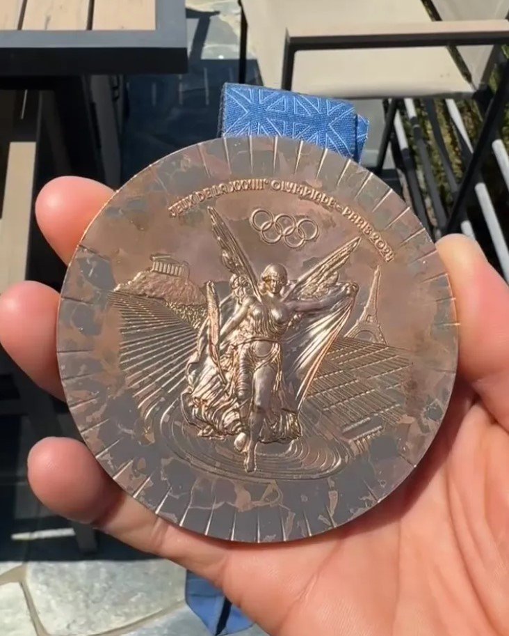 본문 이미지 - 나이자 휴스턴이 공개한 메달. 곳곳이 변색돼 있다.(휴스턴 SNS 캡처)