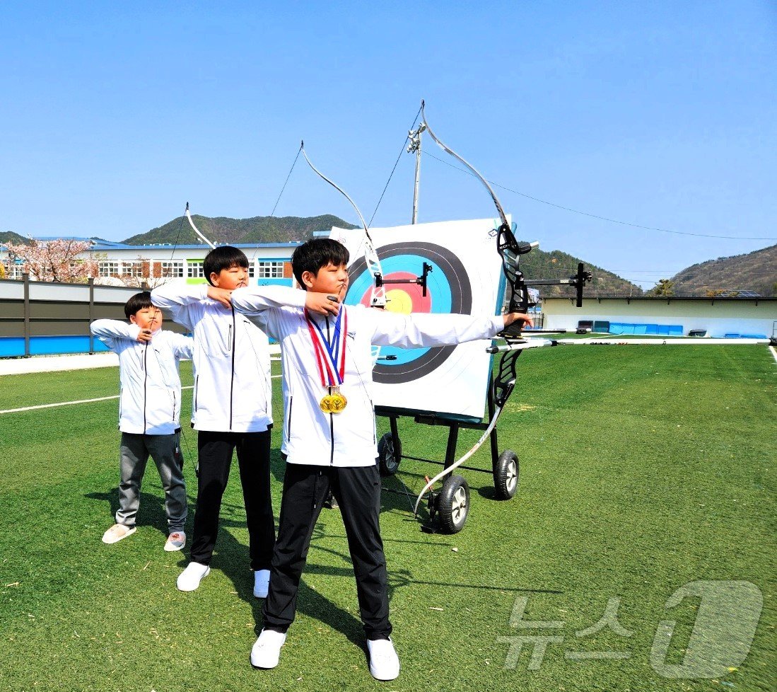 본문 이미지 - 53회 충북소년체육대회에서 메달을 획득한 이원초 양궁 꿈나무들이 수상 기념 사진을 찍고 있다.  (옥천군 제공) /뉴스1 