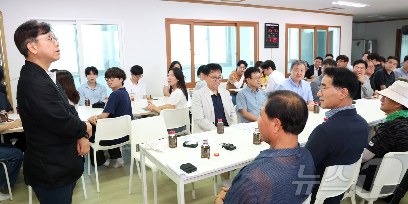 본문 이미지 - 이영섭 뉴스1 대표이사가 9일 강원도 양양군 인구1리 마을회관에서 뉴스1 썸머 브랜드 페스타 그린 캠페인 플로깅 행사에 앞서 열린 간담회에서 인사말을 하고 있다. 2024.8.9/뉴스1 ⓒ News1 김명섭 기자