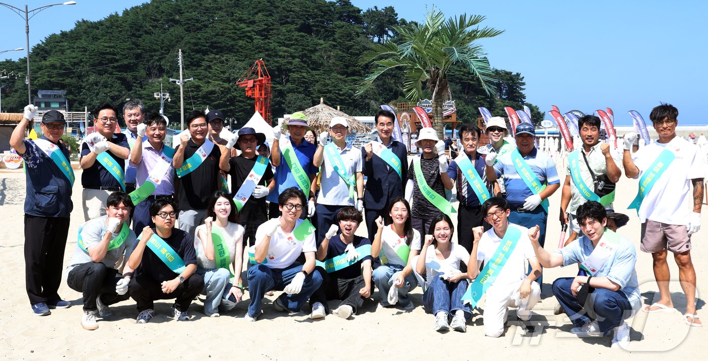 9일 강원도 양양군 인구해변 일대에서 열린 뉴스1 썸머 브랜드 페스타 그린 캠페인에서 이영섭 뉴스1 대표이사와 임직원, 김명선 강원특별자치도 행정부지사, 최경진 인구1리 이장 등이 플로깅 행사를 마치고 파이팅을 외치고 있다. 2024.8.9/뉴스1 ⓒ News1 김명섭 기자