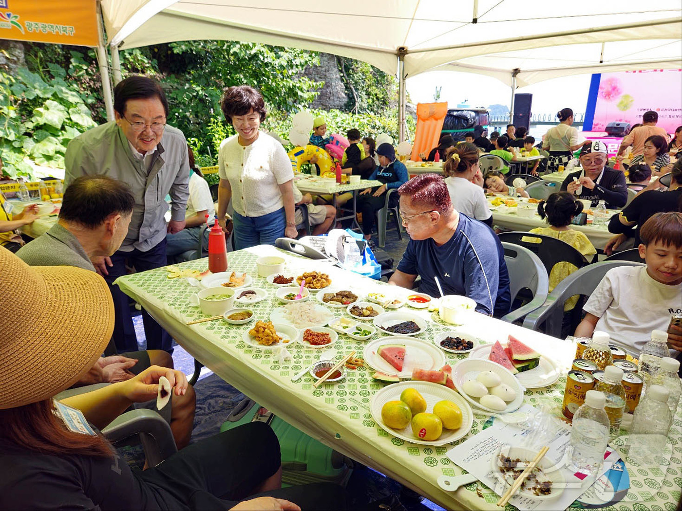 (광주=뉴스1) = 문인 광주 북구청장이 9일 경남 창원시 광암해수욕장에서 열린 (사)한국나눔연맹에서 추진한 민관협력 사업인 다문화가족 야외나들이 행사에서 참가자들의 애로사항을 청 …