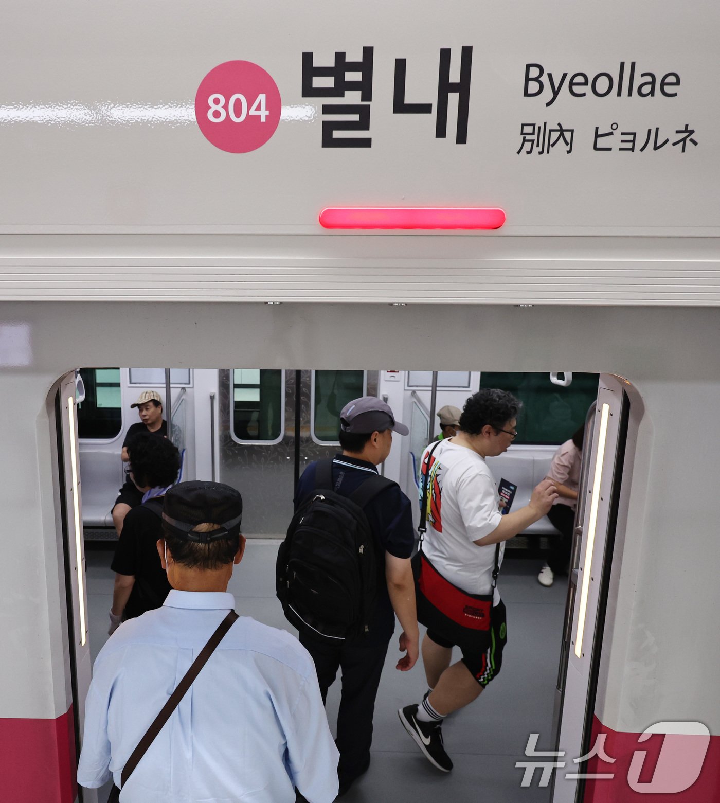 본문 이미지 - 9일 오후 경기도 남양주시 별내역에서 열린 서울도시철도 8호선 연장선 '별내선' 개통행사에서 시민들이 암사행 열차에 탑승하고 있다.  2024.8.9/뉴스1 ⓒ News1 구윤성 기자