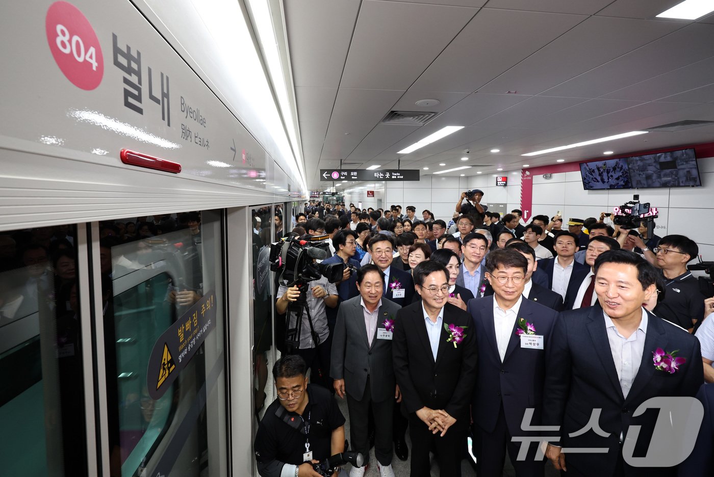 9일 오후 경기도 남양주시 별내역에서 열린 서울도시철도 8호선 연장선 &#39;별내선&#39; 개통행사에서 오세훈 서울시장&#40;오른쪽부터&#41;과 박상우 국토교통부 장관, 김동연 경기도지사, 주광덕 남양주시장 등 참석자들이 시승을 기다리고 있다. 2024.8.9/뉴스1 ⓒ News1 구윤성 기자