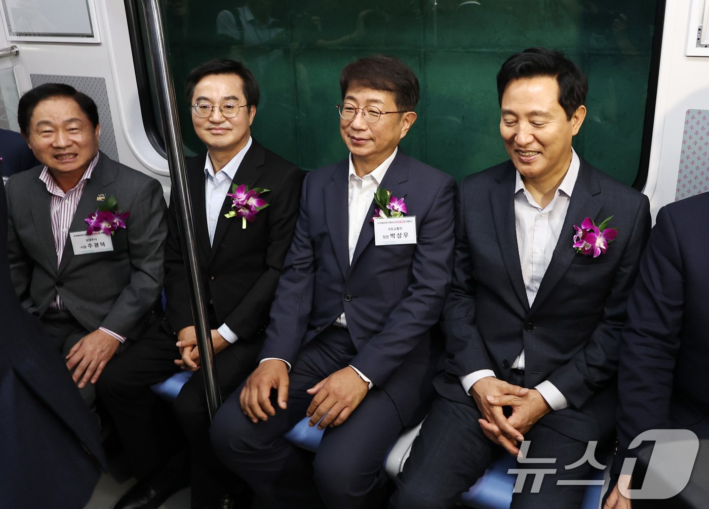 본문 이미지 - 9일 오후 경기도 남양주시 별내역에서 열린 서울도시철도 8호선 연장선 '별내선' 개통행사에서 오세훈 서울시장(오른쪽부터)과 박상우 국토교통부 장관, 김동연 경기도지사, 주광덕 남양주시장이 열차를 시승하고 있다. 2024.8.9/뉴스1 ⓒ News1 구윤성 기자