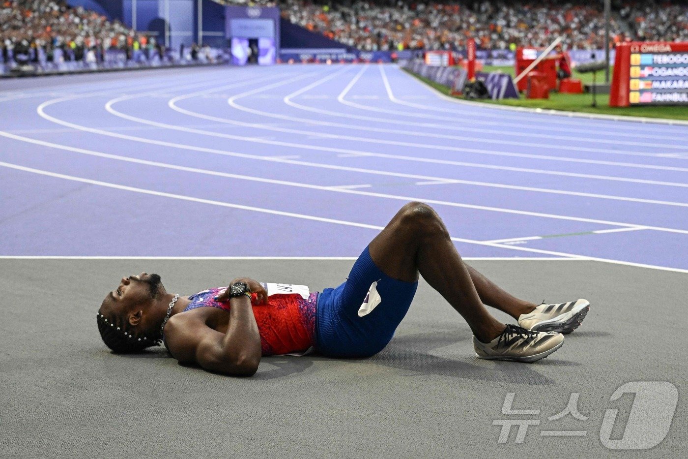 200m 결선을 마치고 쓰러진 라일스. 그는 코로나19 확진된 상태로 경기에 나섰다. ⓒ AFP=뉴스1