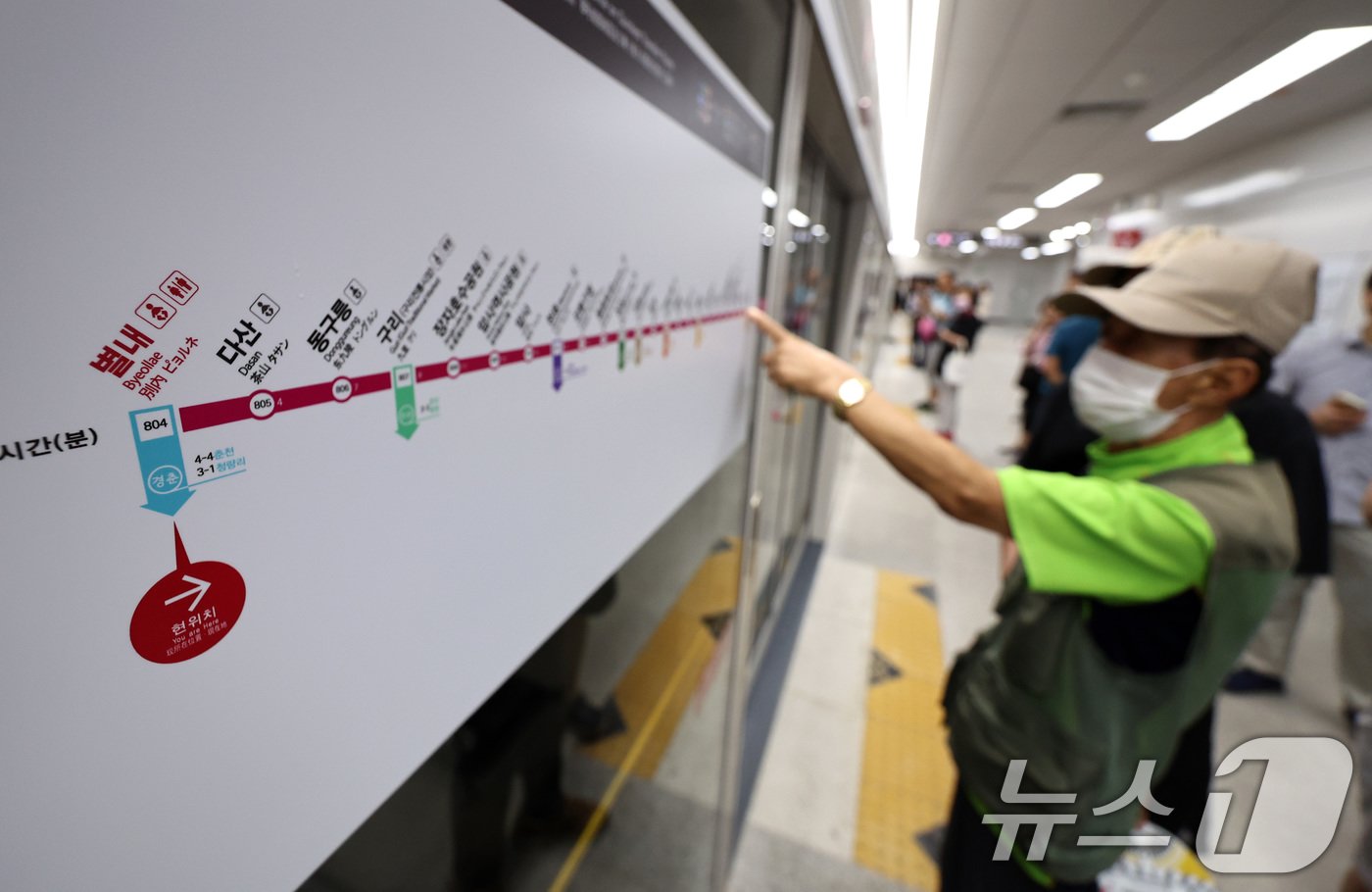 본문 이미지 - 9일 오후 경기도 남양주시 별내역에서 열린 서울도시철도 8호선 연장선 '별내선' 개통행사에서 시민들이 열차를 기다리며 노선도를 살피고 있다. 2024.8.9/뉴스1 ⓒ News1 구윤성 기자