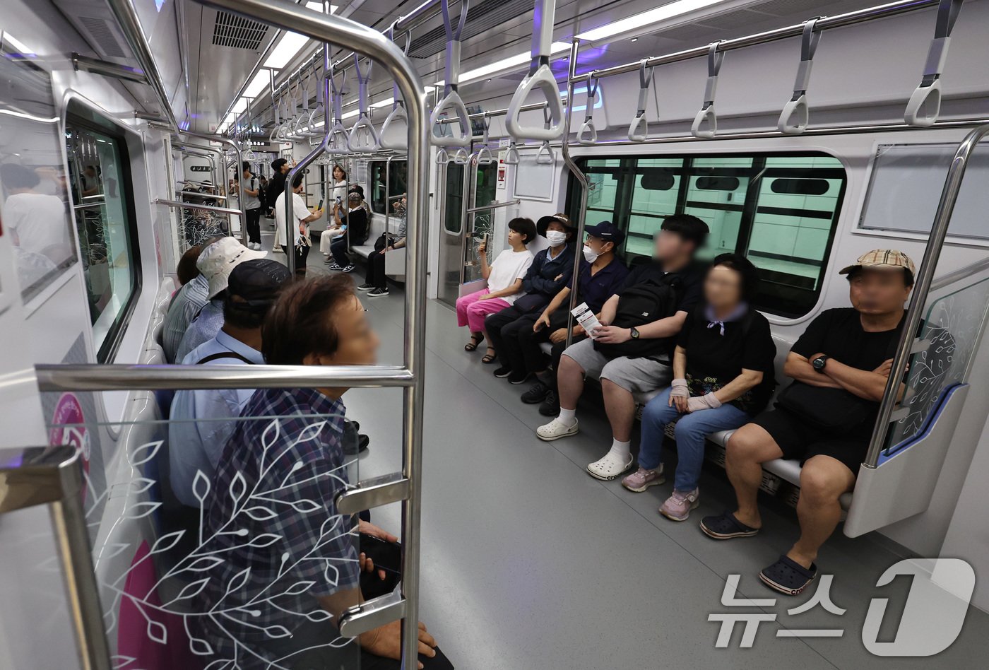 본문 이미지 - 9일 오후 경기도 남양주시 별내역에서 열린 서울도시철도 8호선 연장선 &#39;별내선&#39; 개통행사에서 시민들이 암사행 열차에 탑승하고 있다. 지난 2015년 9월 착공 후 만 10년 만에 개통하는 별내선은 10일 새벽 첫차부터 운행을 시작한다. 2024.8.9/뉴스1 ⓒ News1 구윤성 기자