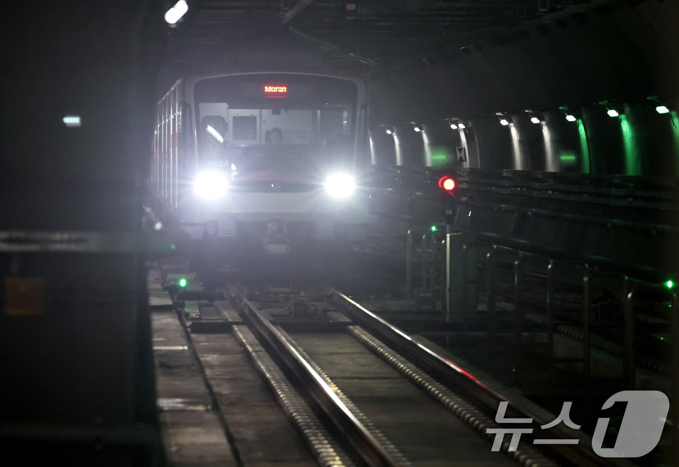 본문 이미지 - 9일 오후 경기도 남양주시 별내역에서 열린 서울도시철도 8호선 연장선 '별내선' 개통행사에서 암사역까지 운행하는 시승열차가 들어서고 있다.  2024.8.9/뉴스1 ⓒ News1 구윤성 기자