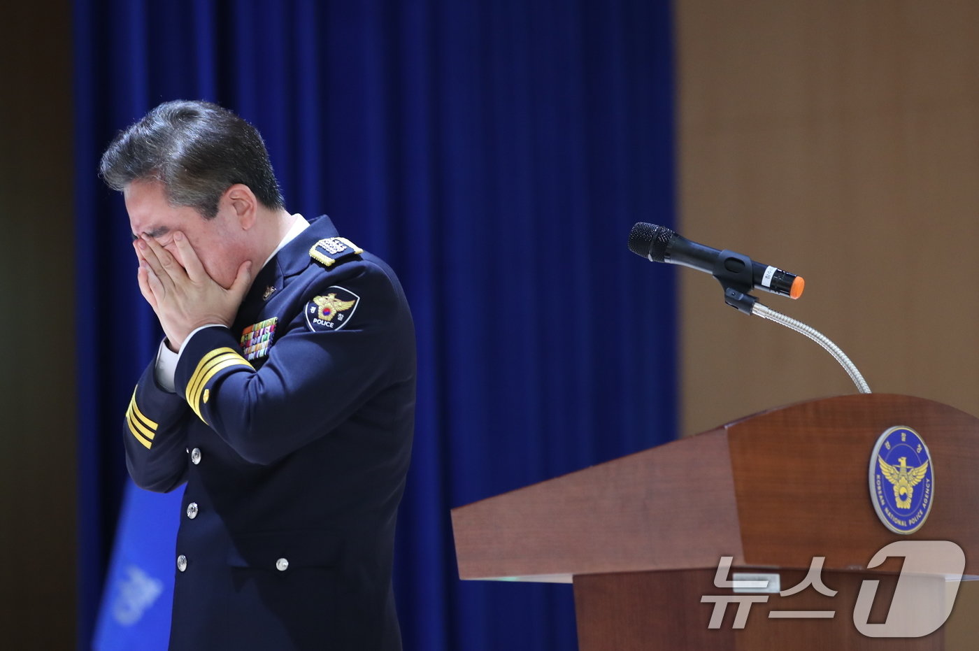 윤희근 경찰청장이 9일 오후 서울 서대문구 경찰청에서 열린 퇴임식에 퇴임사를 하며 눈물을 흘리고 있다. 2024.8.9/뉴스1 ⓒ News1 이승배 기자