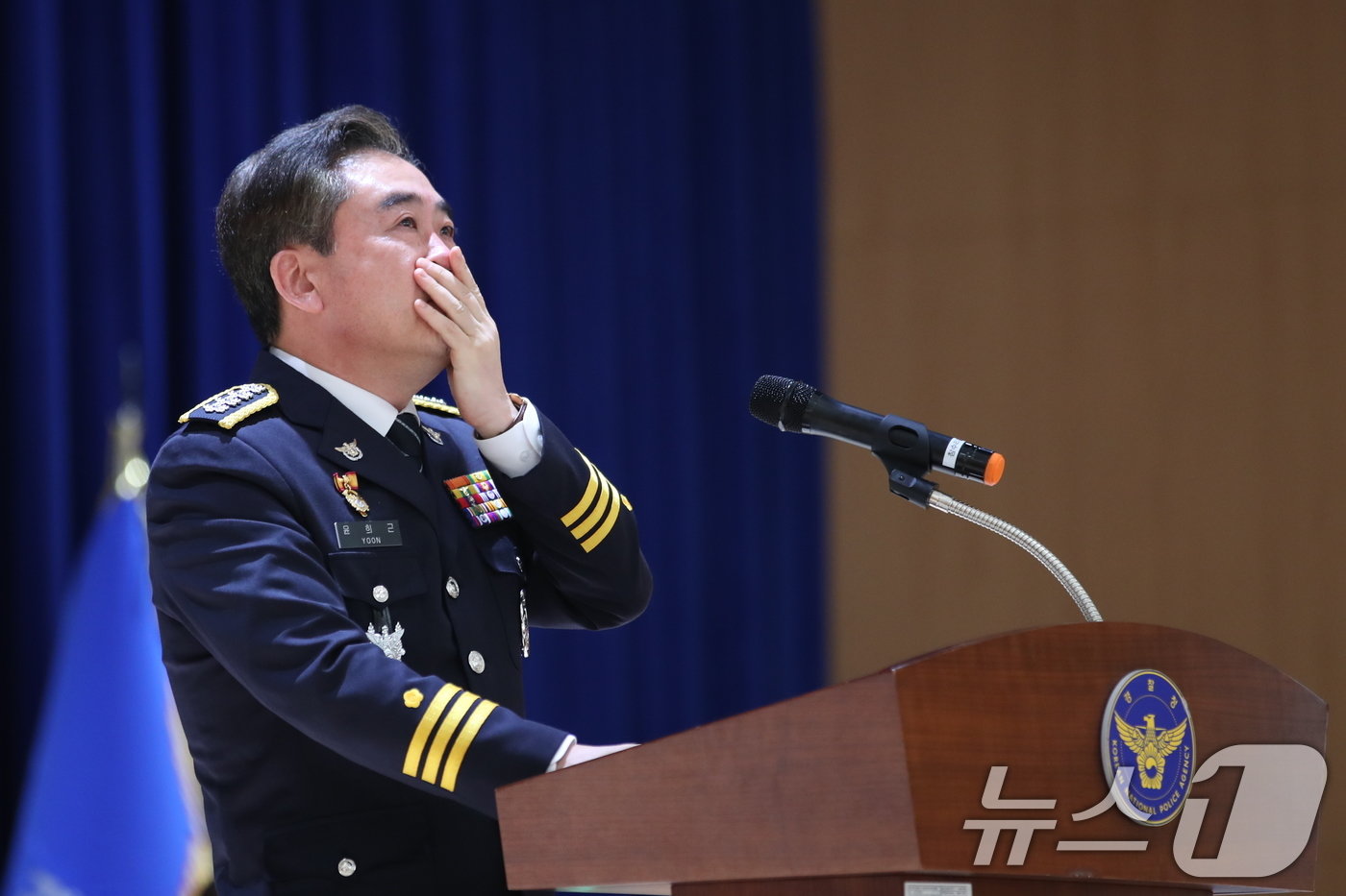 윤희근 경찰청장이 9일 오후 서울 서대문구 경찰청에서 열린 퇴임식에 퇴임사를 하며 눈물을 흘리고 있다. 2024.8.9/뉴스1 ⓒ News1 이승배 기자