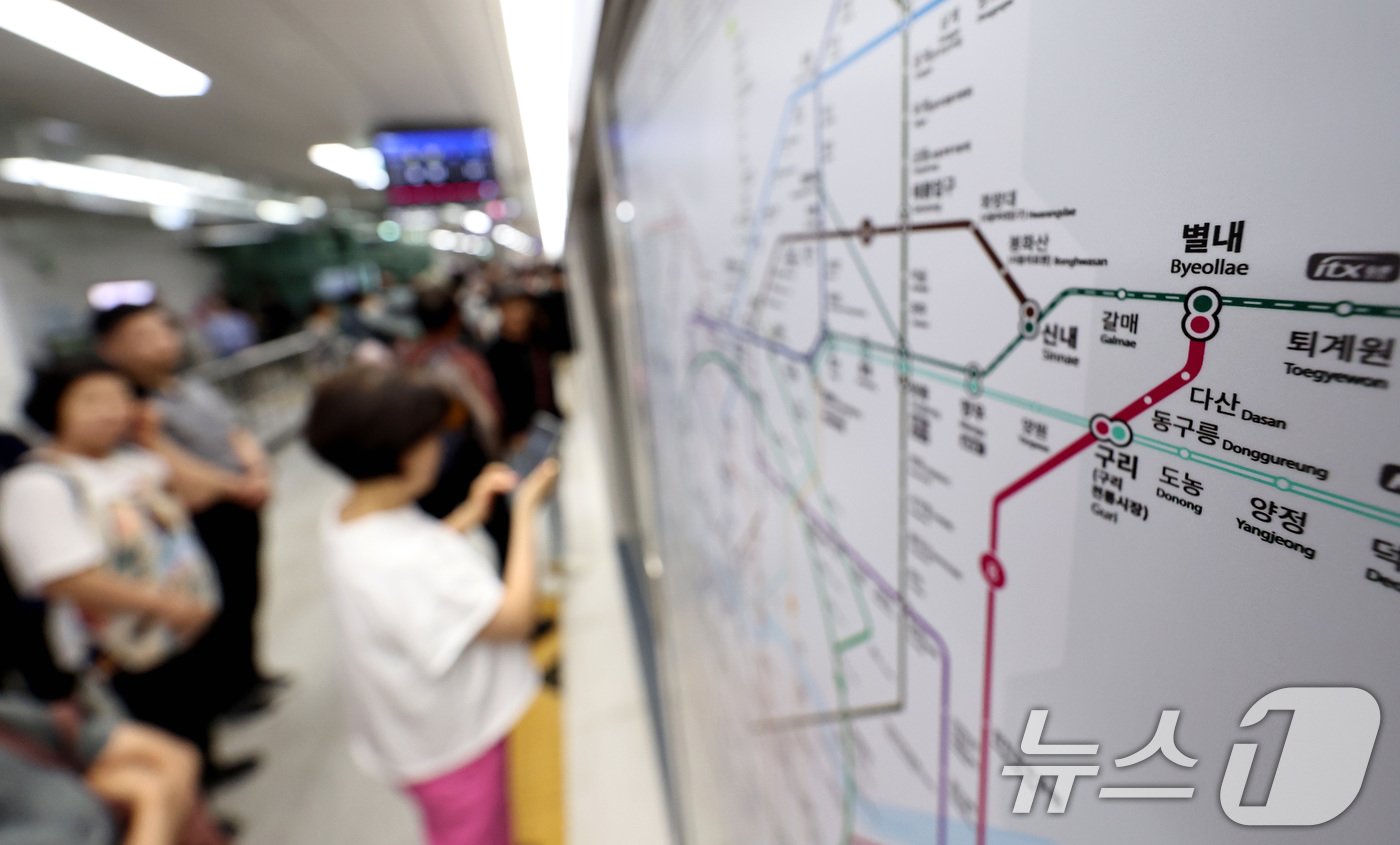 본문 이미지 - 9일 오후 경기도 남양주시 별내역에서 열린 서울도시철도 8호선 연장선 '별내선' 개통행사에서 시민들이 암사행 열차를 기다리고 있다.  2024.8.9/뉴스1 ⓒ News1 구윤성 기자