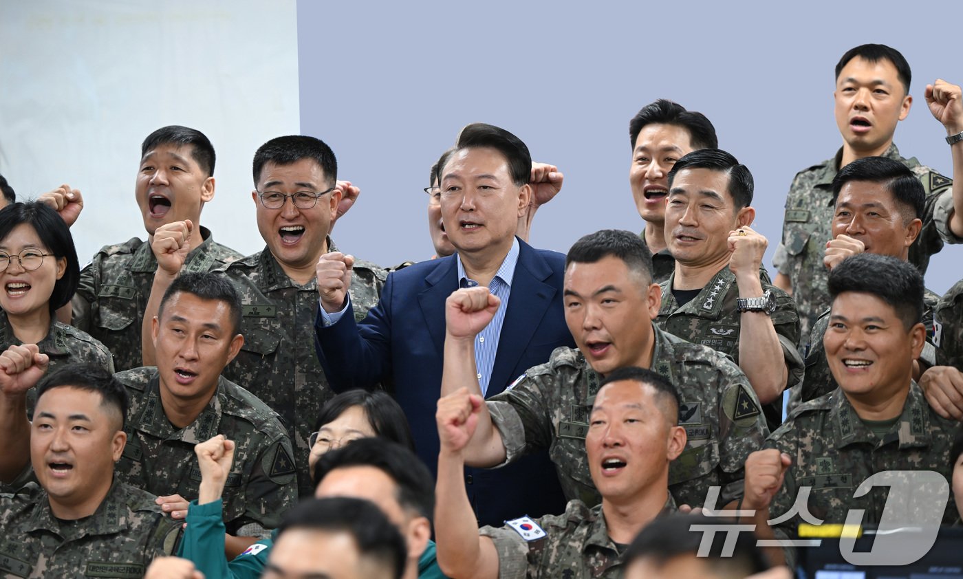 본문 이미지 - 여름휴가 중인 윤석열 대통령이 9일 계룡대 전투통제실에서 장병들과 기념 촬영을 하고 있다. (대통령실 제공) 2024.8.9/뉴스1 ⓒ News1 박지혜 기자