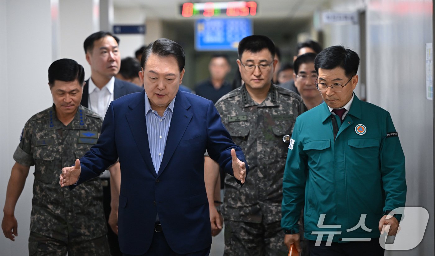 윤석열 대통령이 9일 계룡대 전시지휘시설에서 3군 참모총장들과 함께 주요 구역을 꼼꼼히 둘러본 뒤 전투통제실로 이동하고 있다. &#40;대통령실 제공&#41; 2024.8.9/뉴스1 ⓒ News1 박지혜 기자