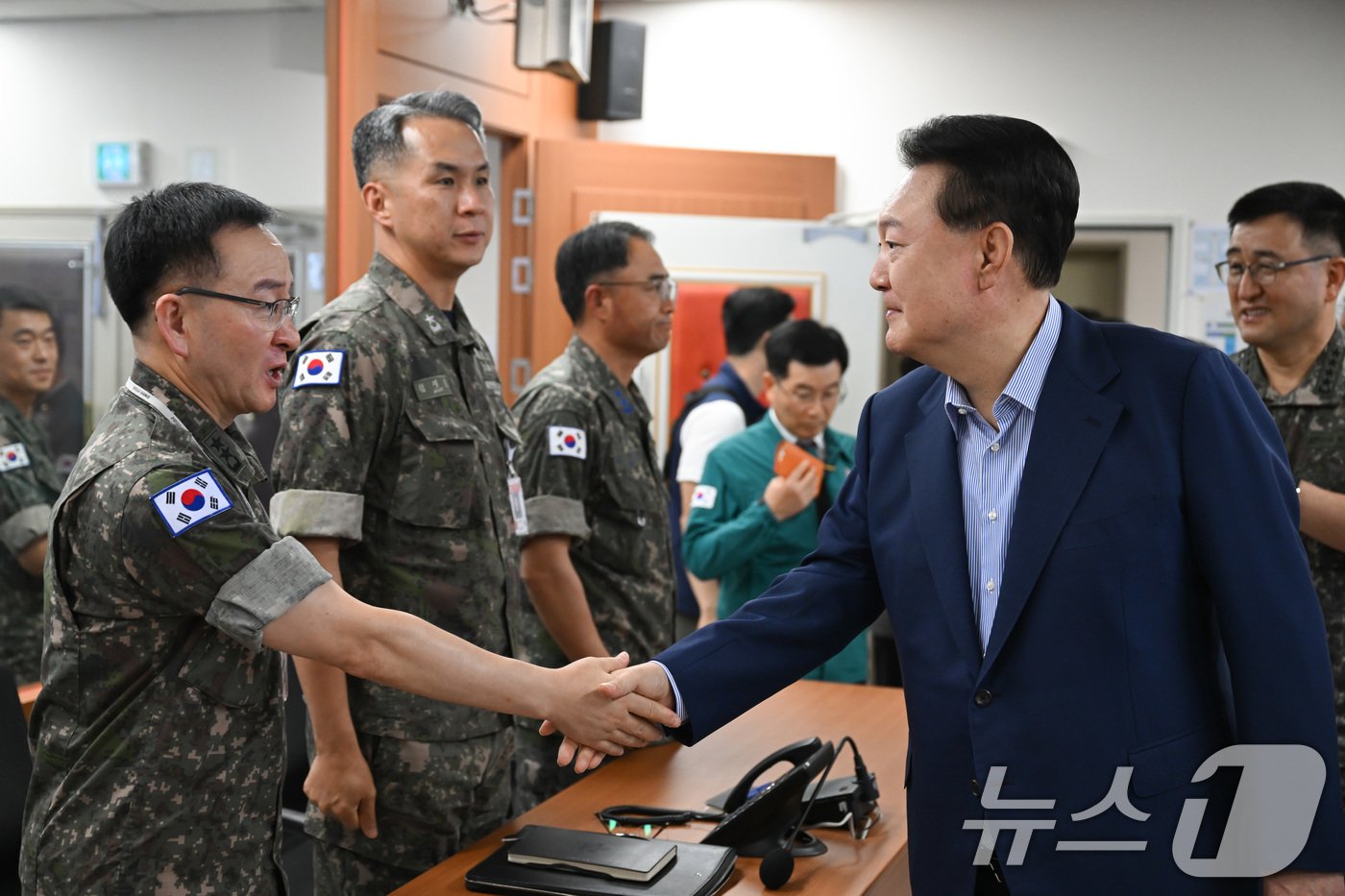 여름휴가 중인 윤석열 대통령이 9일 계룡대 전시지휘시설을 찾아 장병들을 격려하고 있다. &#40;대통령실 제공&#41; 2024.8.9/뉴스1 ⓒ News1 박지혜 기자