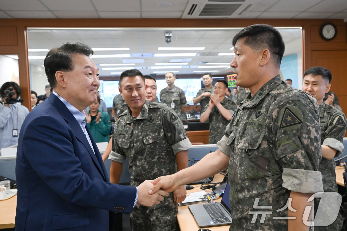 여름휴가 중인 윤석열 대통령이 9일 계룡대 전투통제실을 찾아 장병들을 격려하고 있다. &#40;대통령실 제공&#41; 2024.8.9/뉴스1 ⓒ News1 박지혜 기자