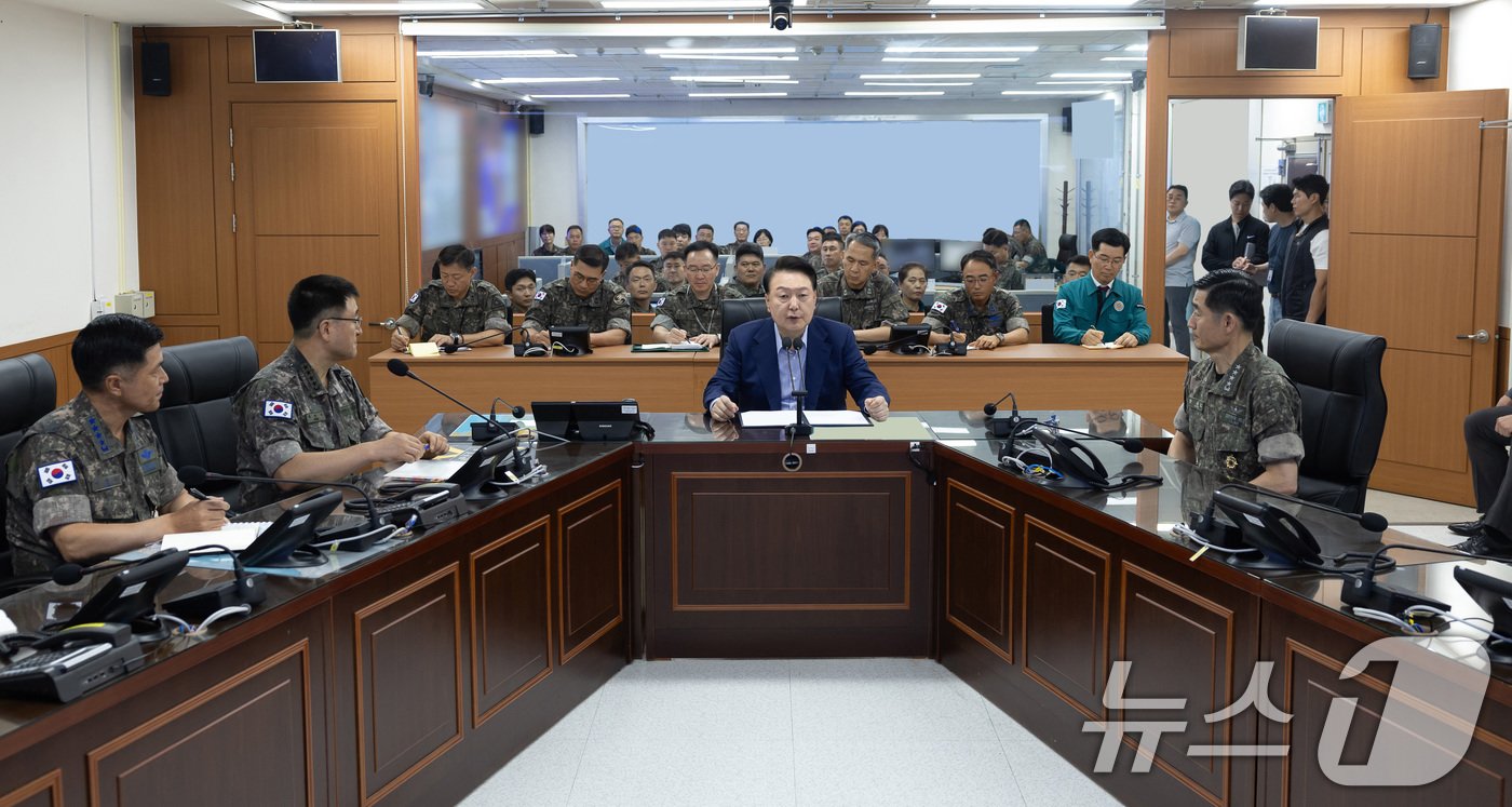 여름휴가 중인 윤석열 대통령이 9일 계룡대 전시지휘시설에서 &#39;24년 을지 자유의 방패&#40;UFS, Ulchi Freedom Shield&#41; 연습 준비상태를 점검하고 있다. &#40;대통령실 제공&#41; 2024.8.9/뉴스1 ⓒ News1 박지혜 기자