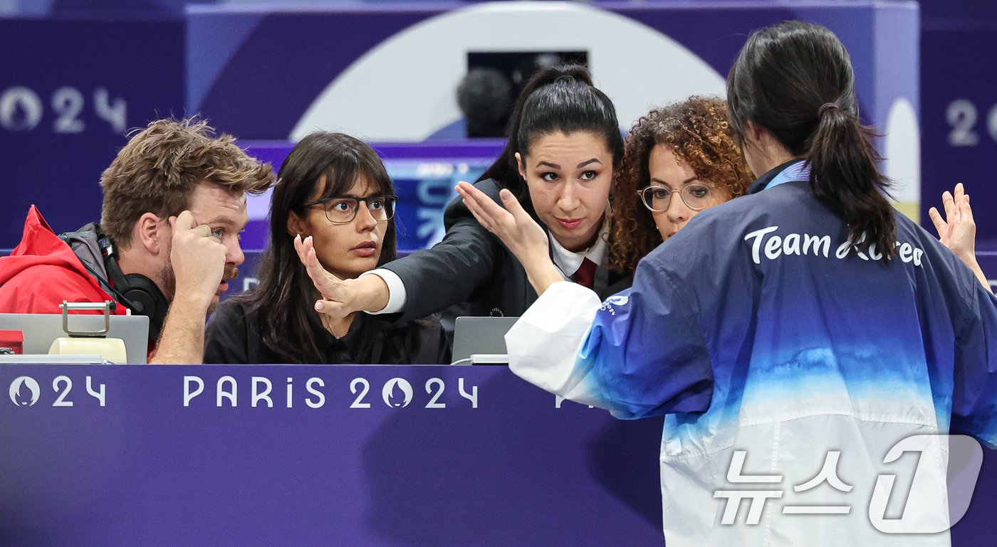 본문 이미지 - 대한민국 태권도 국가대표팀 서건우 선수의 지도자인 오혜리 코치가 9일 오후(한국시간) 프랑스 파리 그랑 팔레에서 진행된 2024 파리올림픽 태권도 남자 80kg급 16강 칠레의 호아킨 추르칠 선수와의 경기에서 심판진의 비디오 리플레이 결과에 대해 어필하고 있다. 2024.8.9/뉴스1 ⓒ News1 이동해 기자