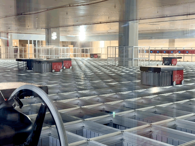 본문 이미지 - 이케아 기흥점 내부에 마련된 자동화 풀필먼트 시스템 중 창고 선반. 선반 위를 로봇이 돌아다니며 상품을 적재하고 픽어반다.  ⓒ News1 이민주 기자