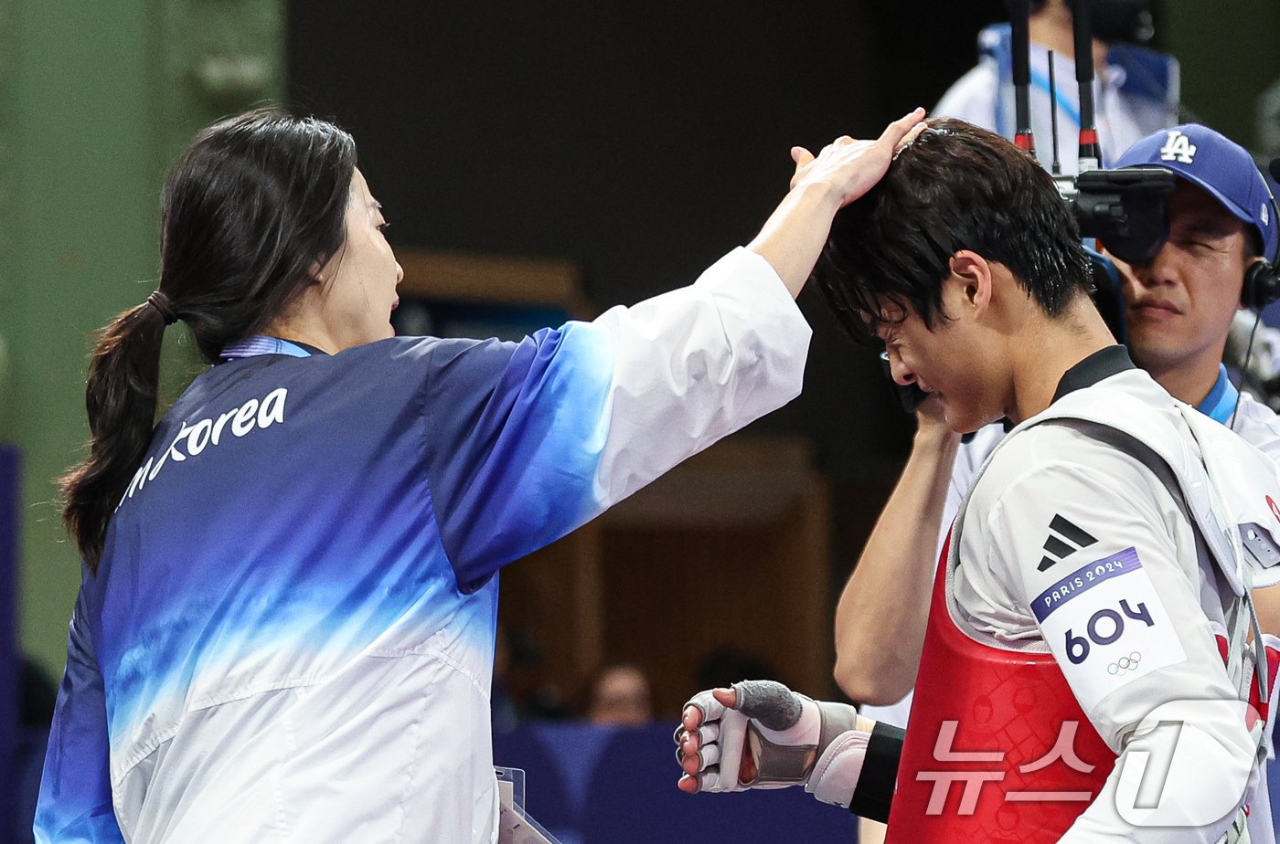 대한민국 태권도 국가대표팀 오혜리 코치가 9일 오후&#40;한국시간&#41; 프랑스 파리 그랑 팔레에서 진행된 2024 파리올림픽 태권도 남자 80kg급 16강 칠레의 호아킨 추르칠 선수와의 경기를 마친 서건우 서리를 다독이고 있다. 2024.8.9/뉴스1 ⓒ News1 이동해 기자