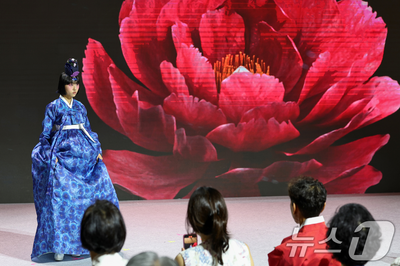 (서울=뉴스1) 민경석 기자 = 9일 오후 서울 중구 동대문디자인플라자(DDP)에서 '2024 한복상점' 개막을 맞아 열린 한복 패션쇼에서 모델들이 현대적 해석을 거친 한복을 입고 …