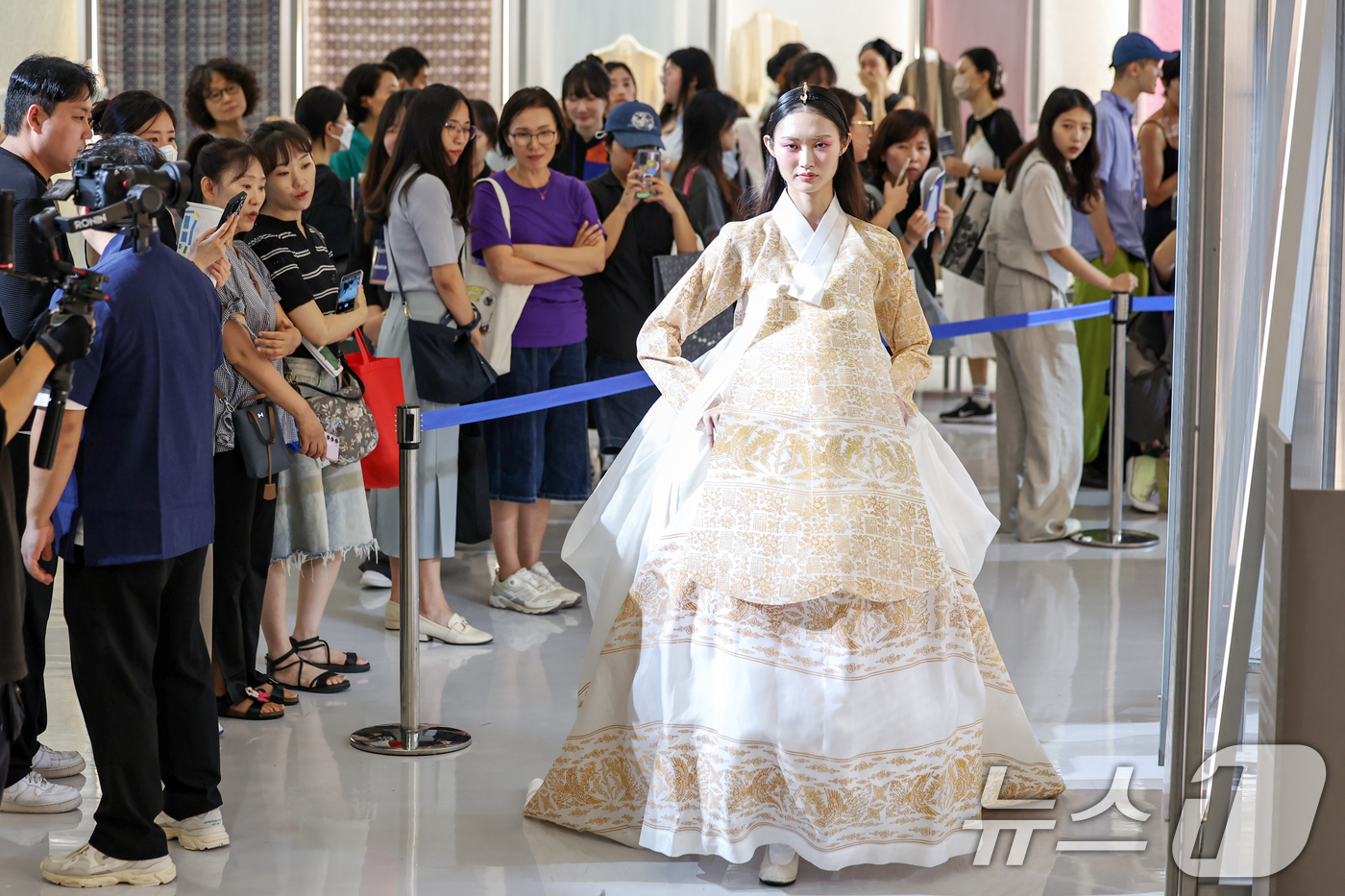 (서울=뉴스1) 민경석 기자 = 9일 오후 서울 중구 동대문디자인플라자(DDP)에서 '2024 한복상점' 개막을 맞아 열린 한복 패션쇼에서 모델들이 현대적 해석을 거친 한복을 입고 …