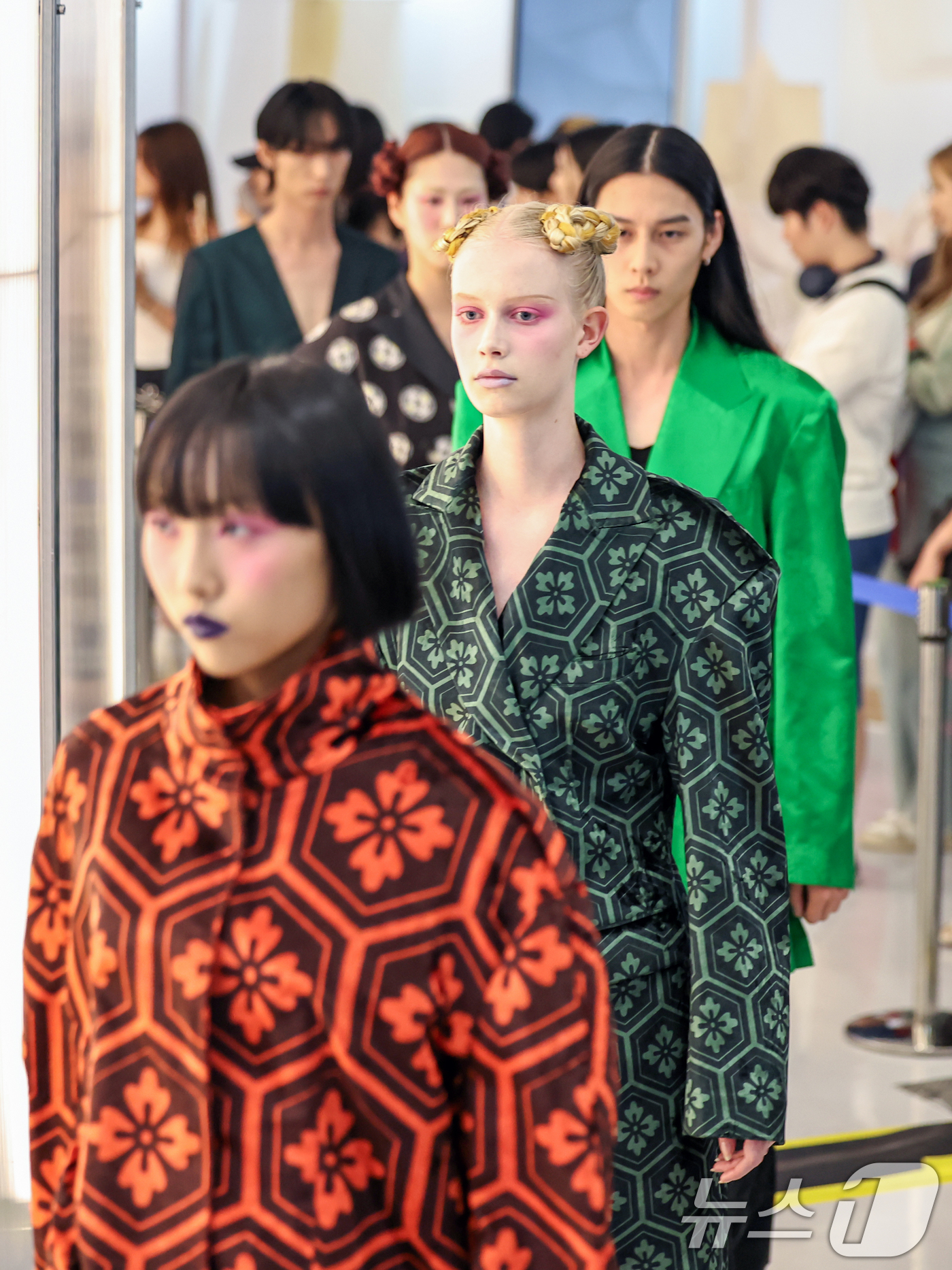 (서울=뉴스1) 민경석 기자 = 9일 오후 서울 중구 동대문디자인플라자(DDP)에서 '2024 한복상점' 개막을 맞아 열린 한복 패션쇼에서 모델들이 현대적 해석을 거친 한복을 입고 …