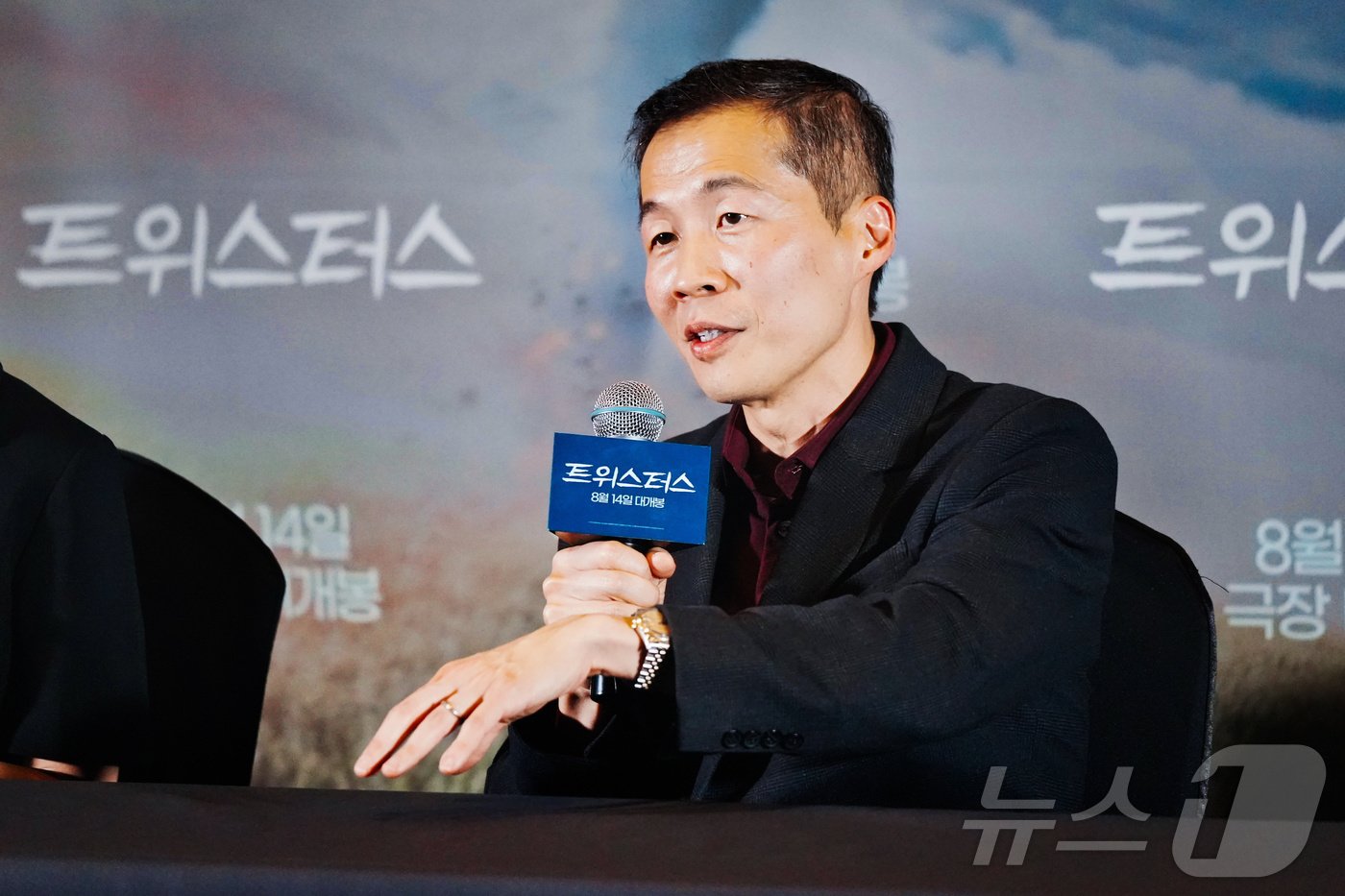 본문 이미지 - 8일 정이삭 감독이 서울 강남구 코엑스 메가박스에서 열린 시사회에서 뉴스1 질문에 답하고 있다. ⓒ 뉴스1 황덕현 기자