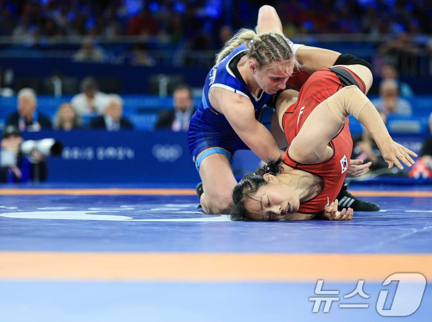 본문 이미지 - 대한민국 레슬링 국가대표팀 이한빛이 9일 오후(한국시간) 프랑스 파리 샹 드 마르스 아레나에서 진행된 2024 파리올림픽 레슬링 여자 프리스타일 62kg급 16강 경기에서 독일의 루이자 니메슈 선수와 자웅을 겨루고 있다. 2024.8.9/뉴스1 ⓒ News1 박정호 기자