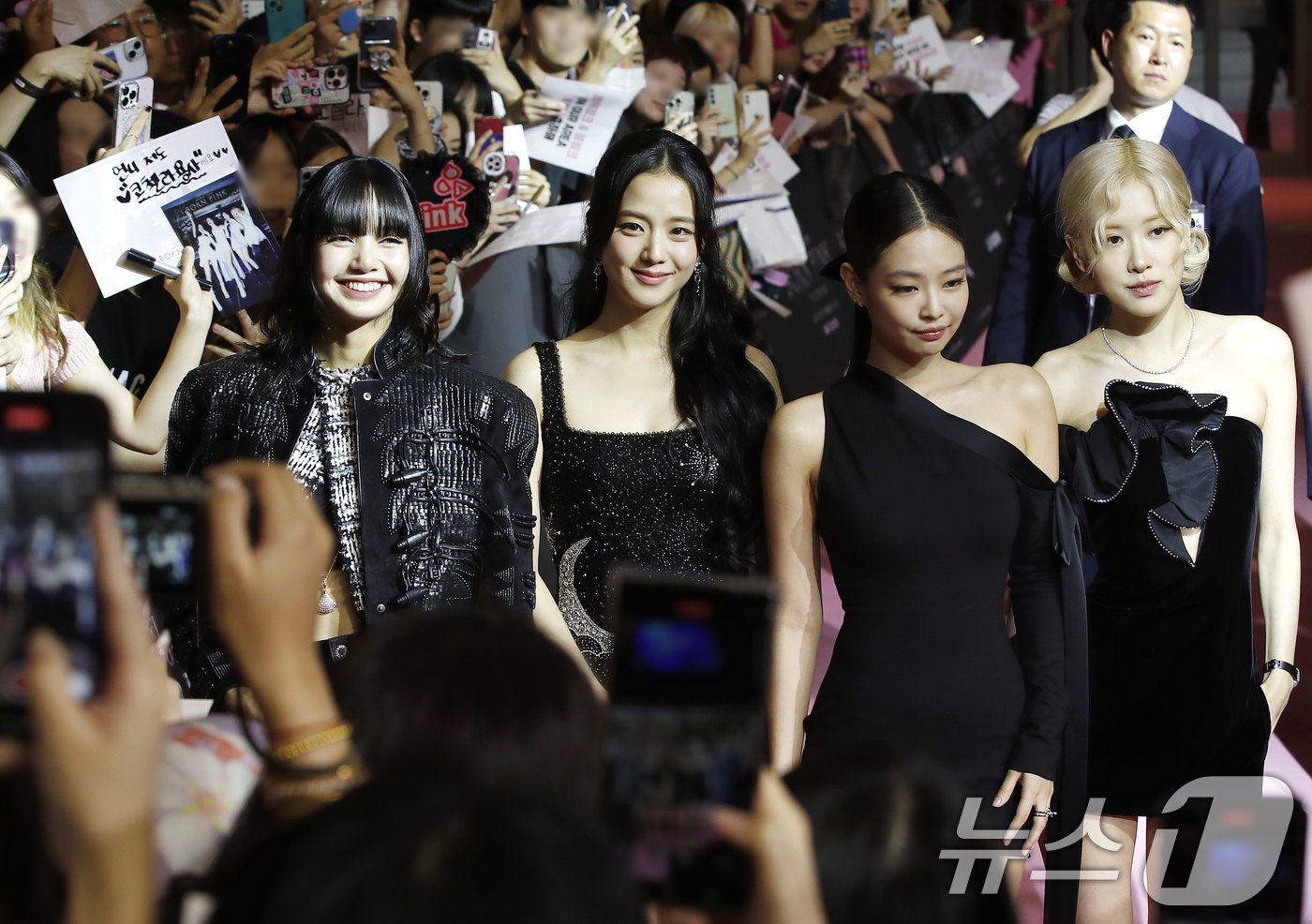 블랙핑크, 8주년 핑크 카펫 팬과 만나요