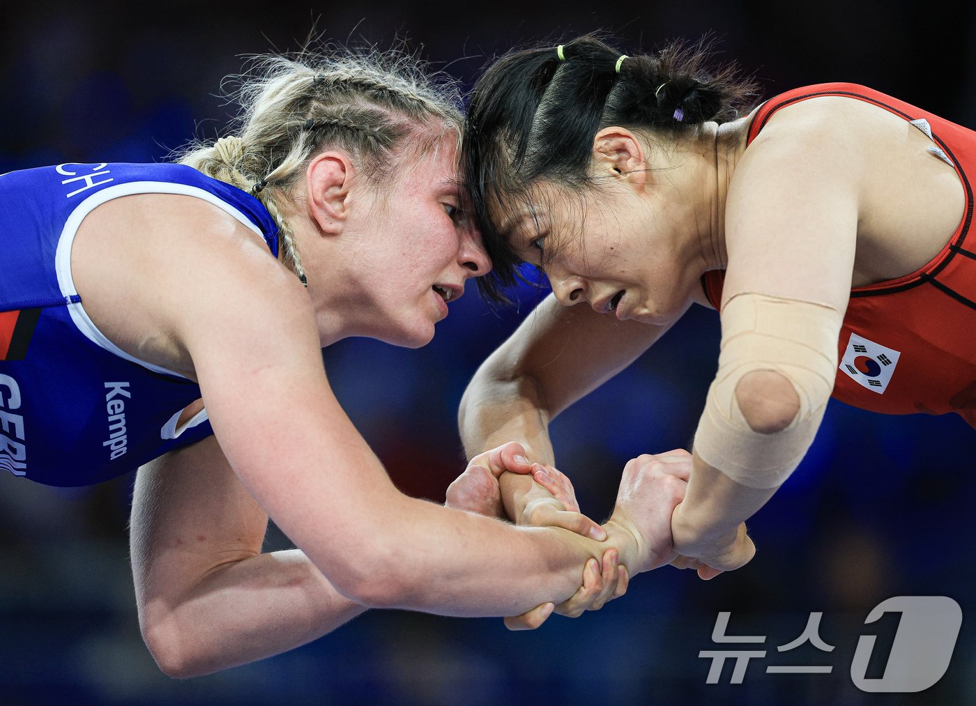 대한민국 레슬링 국가대표팀 이한빛이 9일 오후&#40;한국시간&#41; 프랑스 파리 샹 드 마르스 아레나에서 진행된 2024 파리올림픽 레슬링 여자 프리스타일 62kg급 16강 경기에서 독일의 루이자 니메슈 선수와 자웅을 겨루고 있다. 2024.8.9/뉴스1 ⓒ News1 박정호 기자