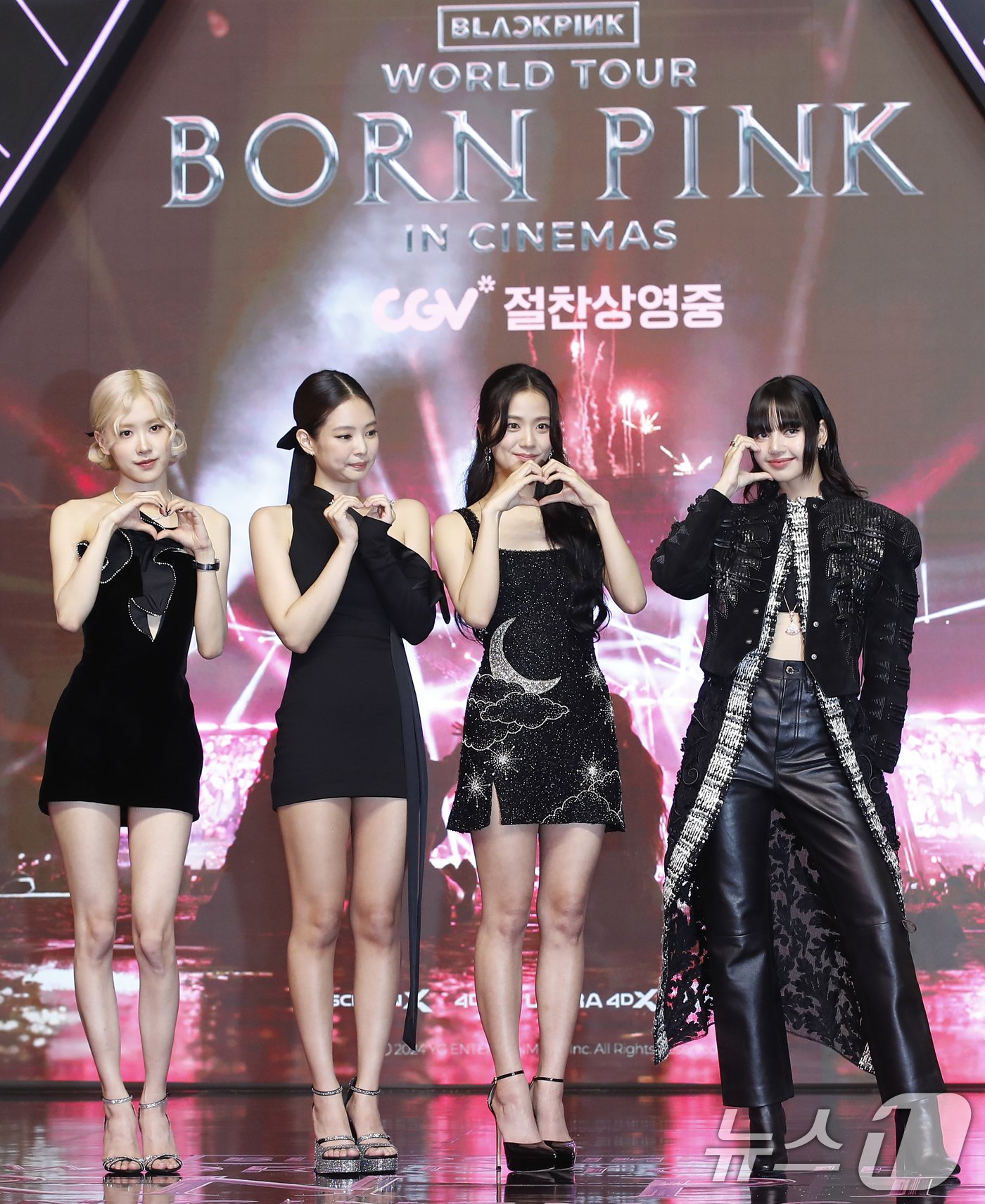 본문 이미지 - 그룹 블랙핑크&#40;BLACK PINK&#41;의 로제&#40;왼쪽부터&#41;와 제니, 지수, 리사 ⓒ News1