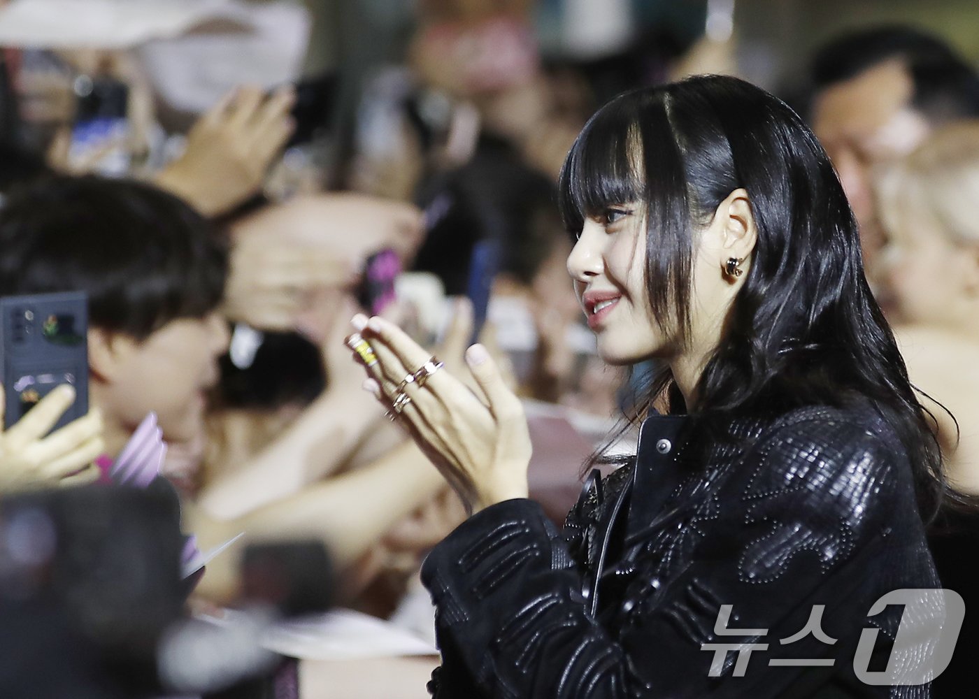 본문 이미지 - 그룹 블랙핑크(BLACK PINK)의 리사가 9일 오후 서울 영등포구 타임스퀘어 영등포점에서 진행된 ‘본 핑크 인 시네마스(BORN PINK IN CINEMAS)’ 핑크 카펫에서 블링크에게 손 키스를 보내고 있다, ⓒ News1 권현진 기자