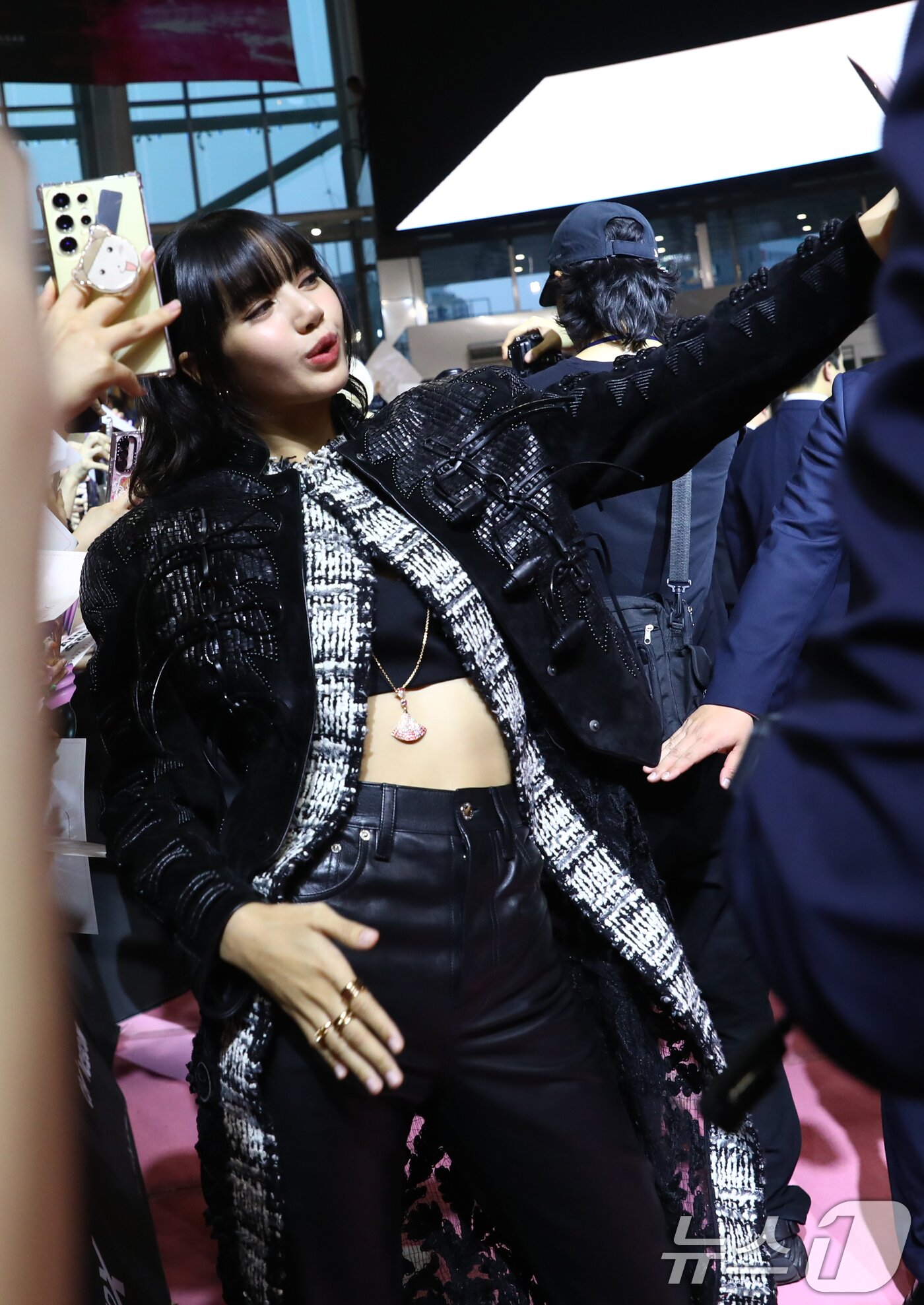본문 이미지 - 그룹 블랙핑크(BLACK PINK)의 리사가 9일 오후 서울 영등포구 타임스퀘어 영등포점에서 진행된 ‘본 핑크 인 시네마스(BORN PINK IN CINEMAS)’ 핑크 카펫에서 팬과 기념 촬영을 하고 있다. ⓒ News1 권현진 기자