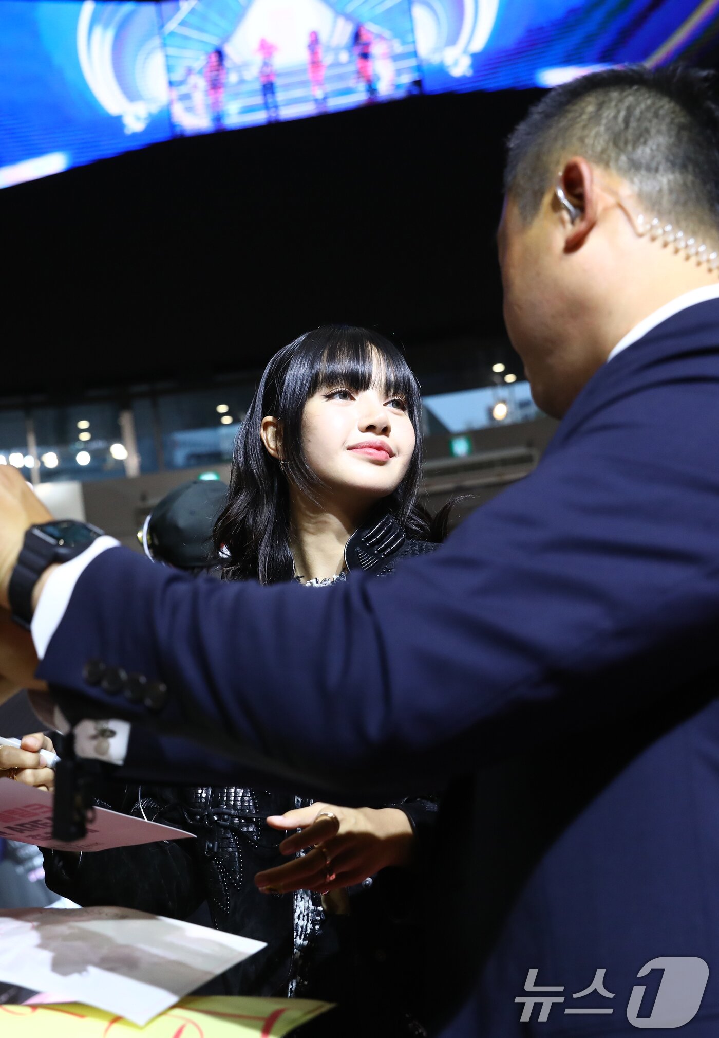 본문 이미지 - 그룹 블랙핑크(BLACK PINK)의 리사가 9일 오후 서울 영등포구 타임스퀘어 영등포점에서 진행된 ‘본 핑크 인 시네마스(BORN PINK IN CINEMAS)’ 핑크 카펫에서 팬과 소통하고 있다.