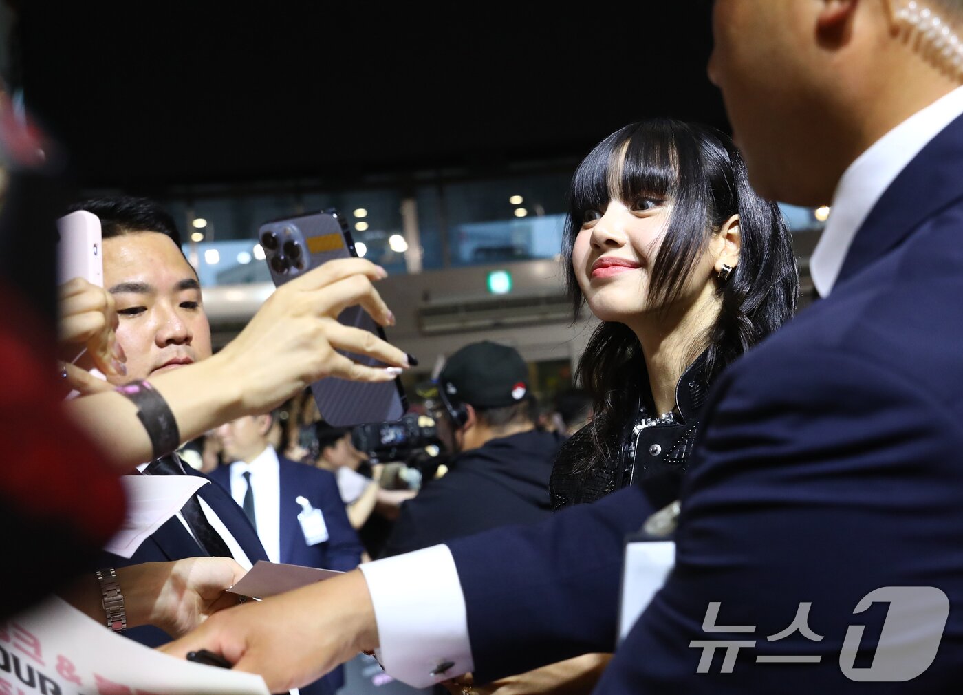 본문 이미지 - 그룹 블랙핑크(BLACK PINK)의 리사가 9일 오후 서울 영등포구 타임스퀘어 영등포점에서 진행된 ‘본 핑크 인 시네마스(BORN PINK IN CINEMAS)’ 핑크 카펫에서 팬과 즐거운 시간을 보내고 있다. ⓒ News1 권현진 기자