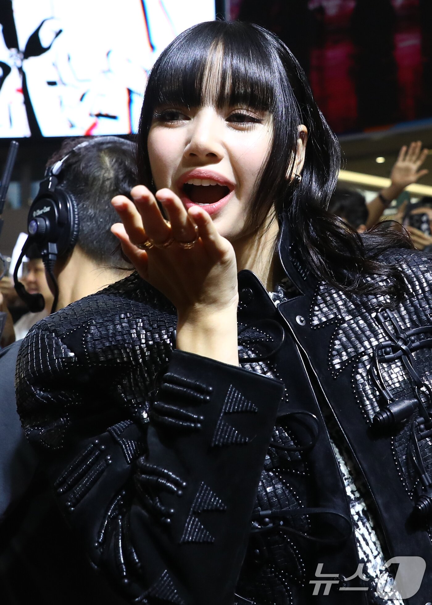 본문 이미지 - 그룹 블랙핑크(BLACK PINK)의 리사가 9일 오후 서울 영등포구 타임스퀘어 영등포점에서 진행된 ‘본 핑크 인 시네마스(BORN PINK IN CINEMAS)’ 핑크 카펫에서 손 키스를 보내고 있다. ⓒ News1 권현진 기자