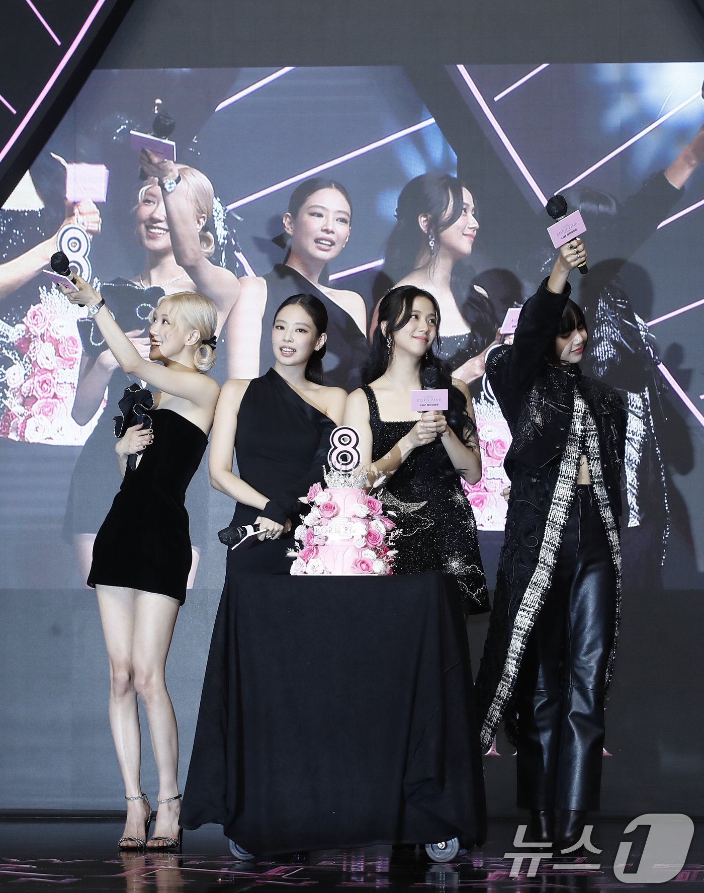 본문 이미지 - 그룹 블랙핑크(BLACK PINK)의 로제(왼쪽부터)와 제니, 지수, 리사가 9일 오후 서울 영등포구 타임스퀘어 영등포점에서 진행된 ‘본 핑크 인 시네마스(BORN PINK IN CINEMAS)’ 핑크 카펫에서 즐거운 시간을 보내고 있다. ⓒ News1 권현진 기자