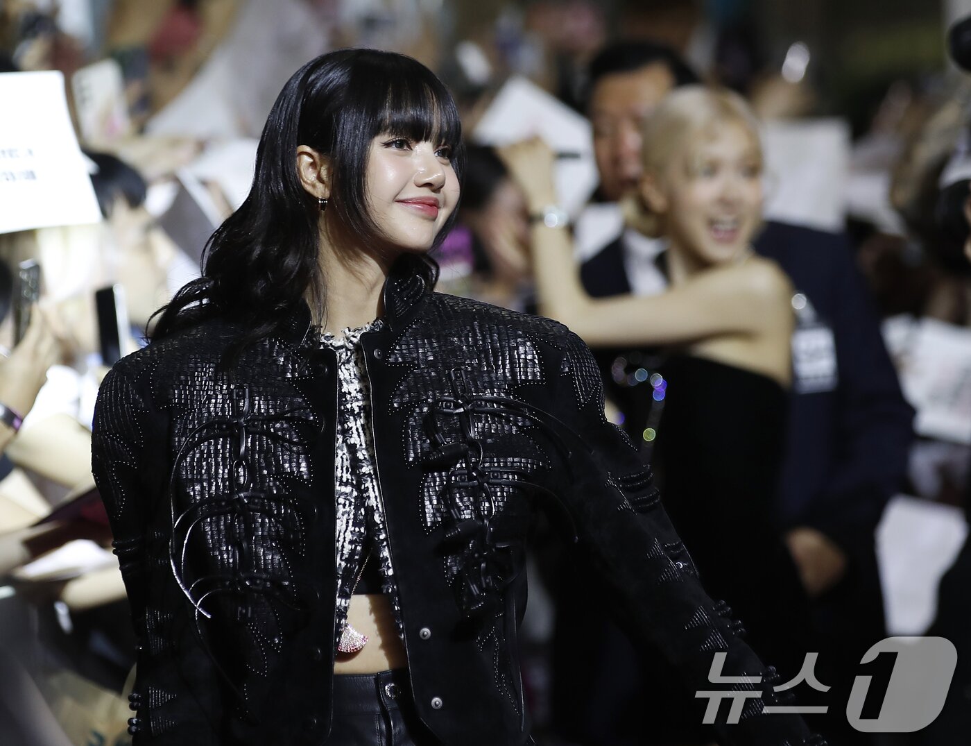 본문 이미지 - 그룹 블랙핑크(BLACK PINK)의 리사가 9일 오후 서울 영등포구 타임스퀘어 영등포점에서 진행된 ‘본 핑크 인 시네마스(BORN PINK IN CINEMAS)’ 핑크 카펫에서 미소를 짓고 있다. ⓒ News1 권현진 기자